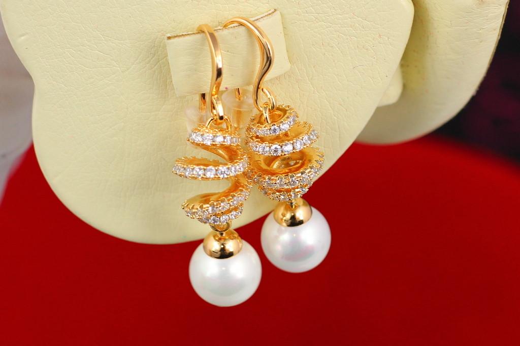 Серьги Xuping Jewelry спиралька из камушков с жемчужиной 3,5 см Золотистый