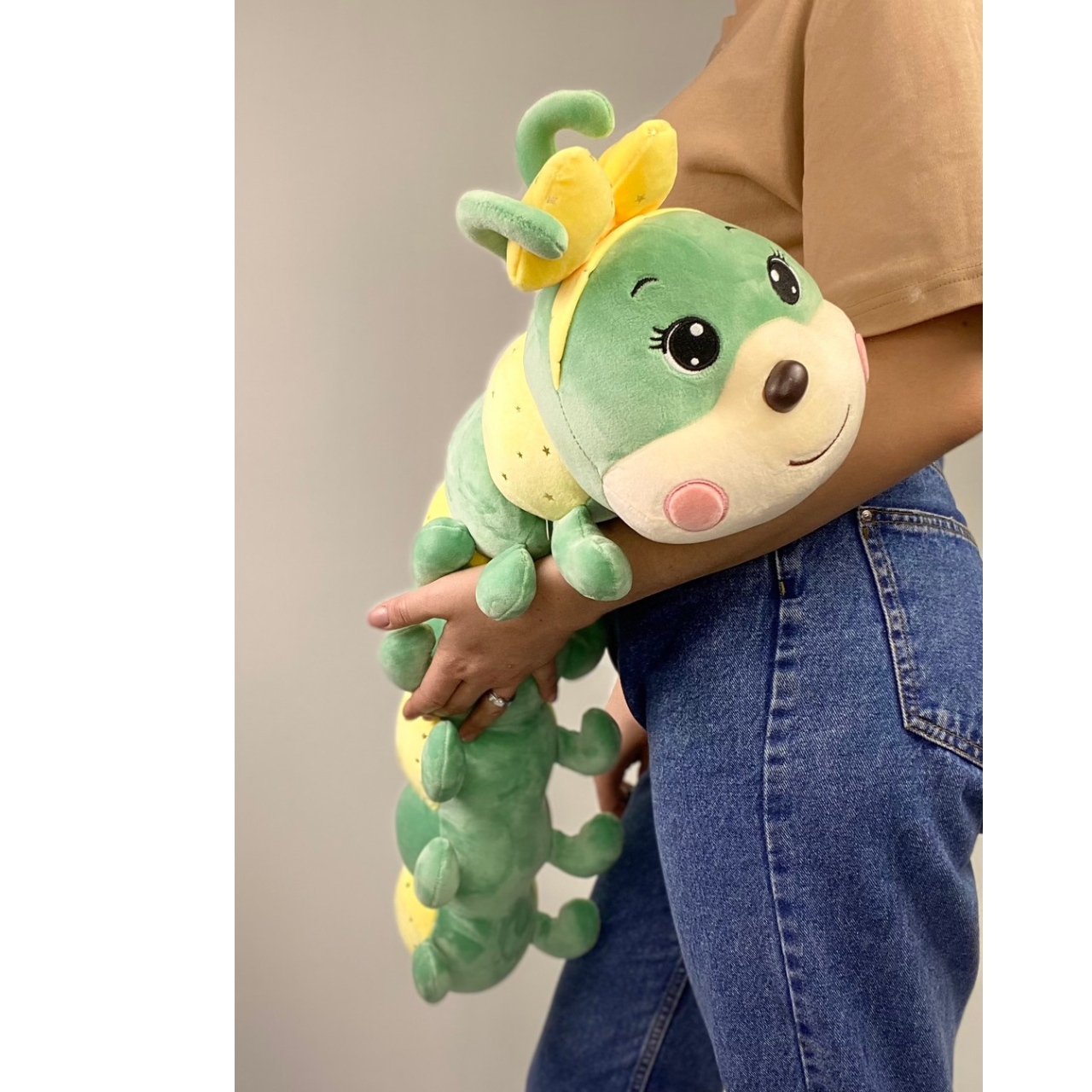 Мягкая игрушка-обнимашка Гусеничка с бантиком 70 см Зеленый/Желтый (E33185) - фото 9 Мягкая игрушка-обнимашка Гусеничка с бантиком 70 см Зеленый/Желтый (E33185) - фото 9