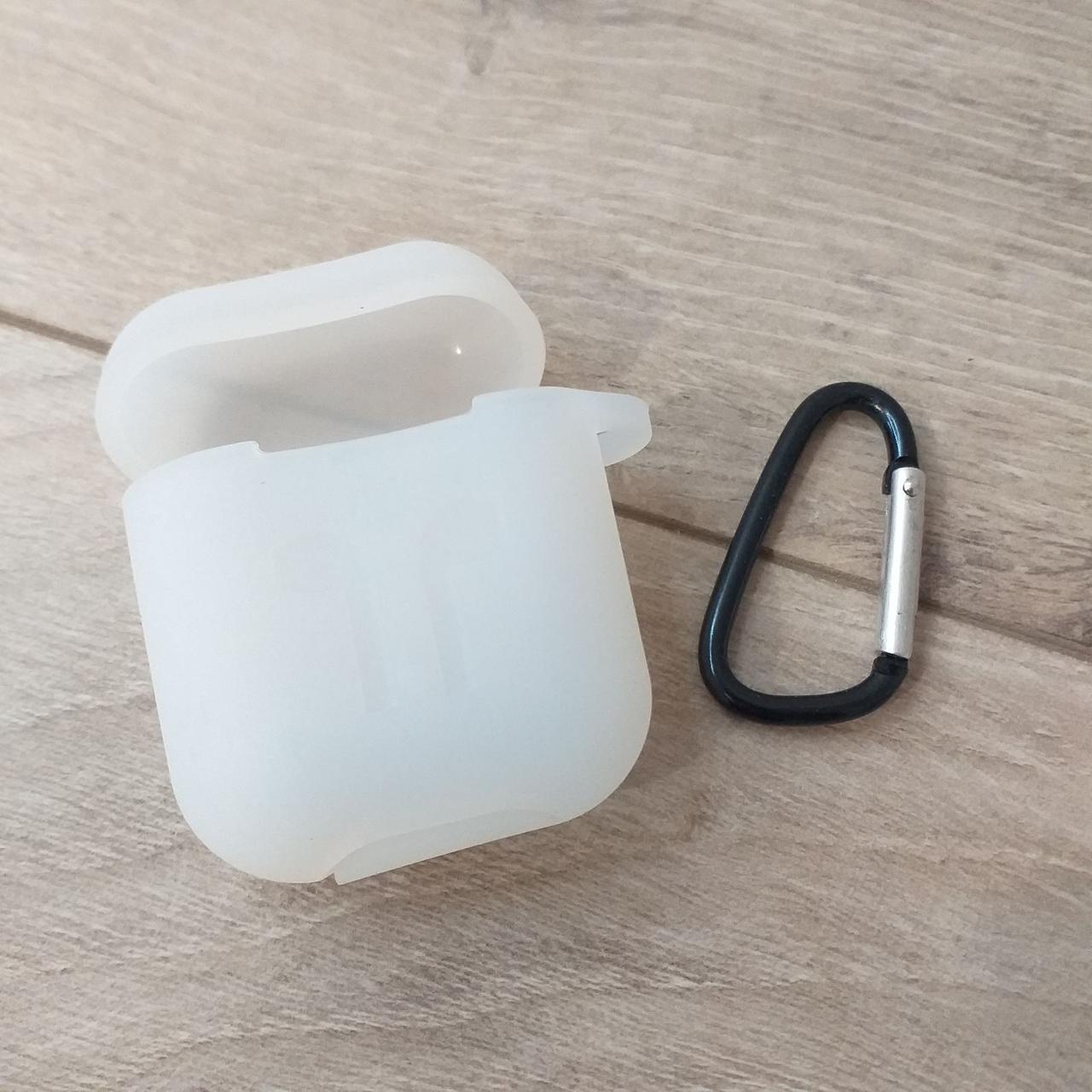 Чехол для наушников AirPods силиконовый с карабином Белый (KG-6961) Чехол для наушников AirPods силиконовый с карабином Белый (KG-6961)