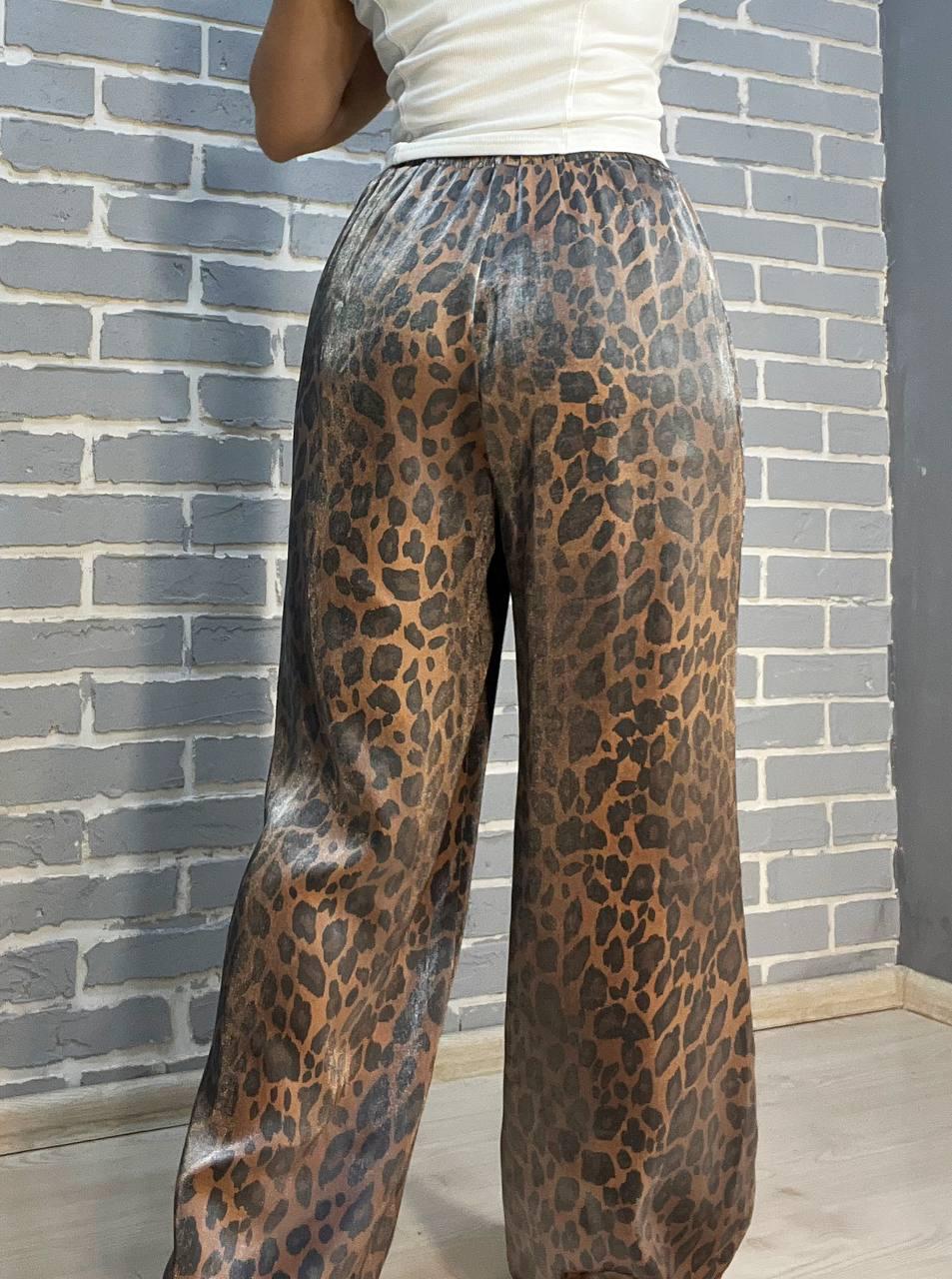 Брюки женские MY FASHION 1694 палаццо широкие на резинке леопардовый принт шелк OS Коричневый (2203) - фото 2