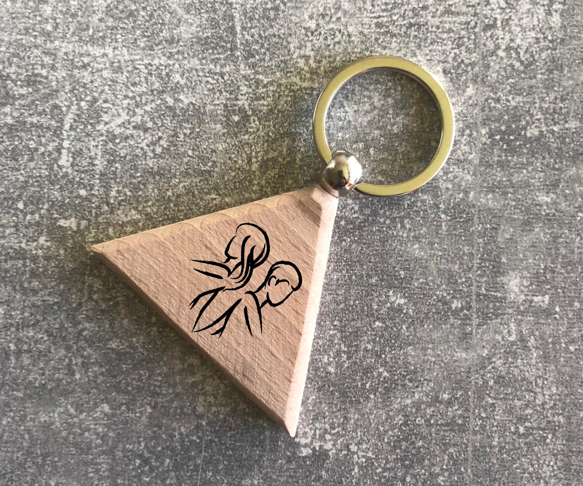 Брелок деревянный треугольный с изображением зодиака "Близнецы" (15010304039)