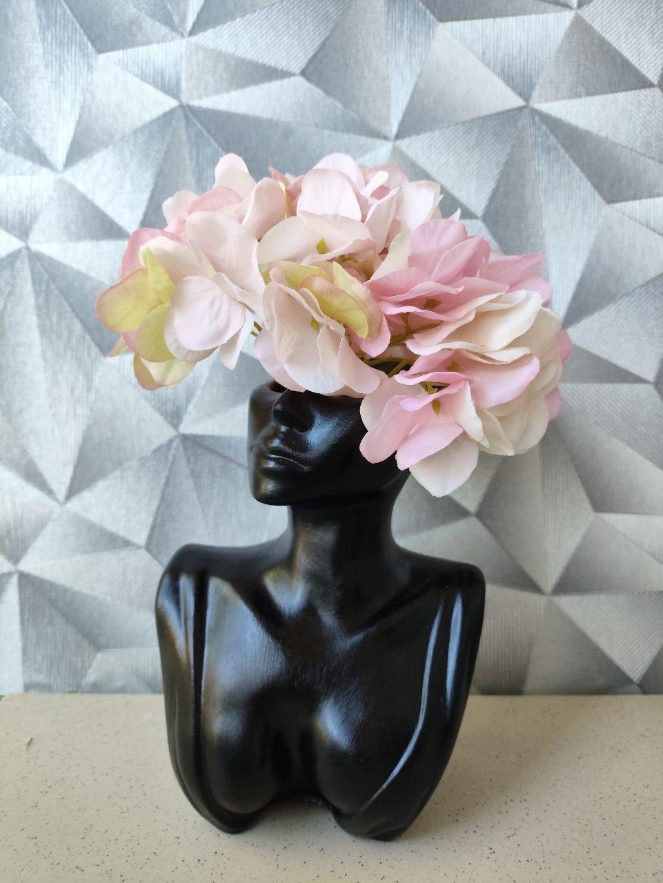 Ваза женский бюст с искусственной гортензией 16,5 см Черный (2765682128) Ваза женский бюст с искусственной гортензией 16,5 см Черный (2765682128)