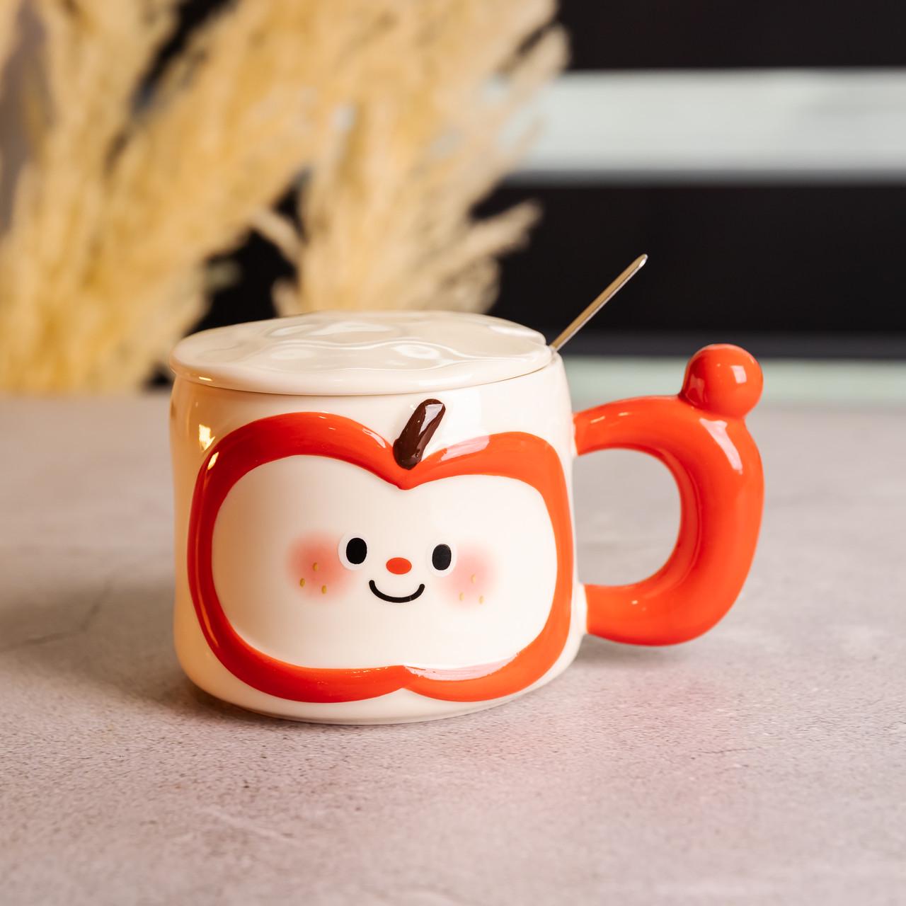 Чашка порцелянова Cute Apple з кришкою та ложкою 400 мл Червоний (FM-25B) - фото 1