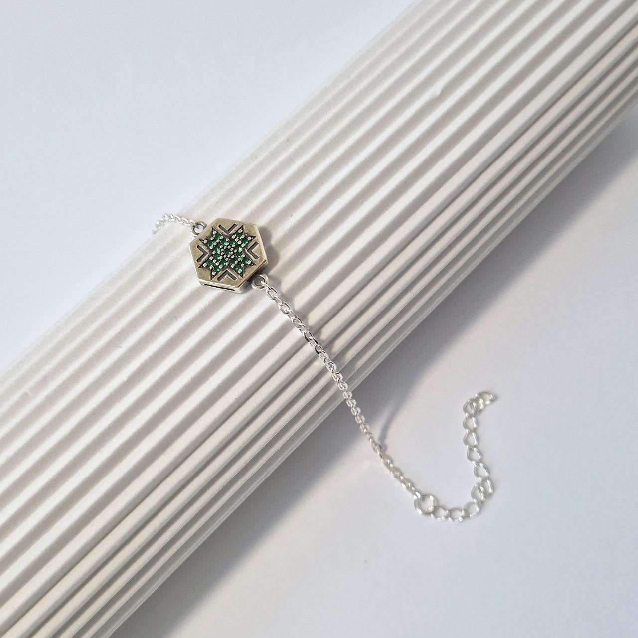 Браслет на руку вышиванка с зелеными камнями серебро 925 пробы родированное 2,74 г 16-20 см (75282з)