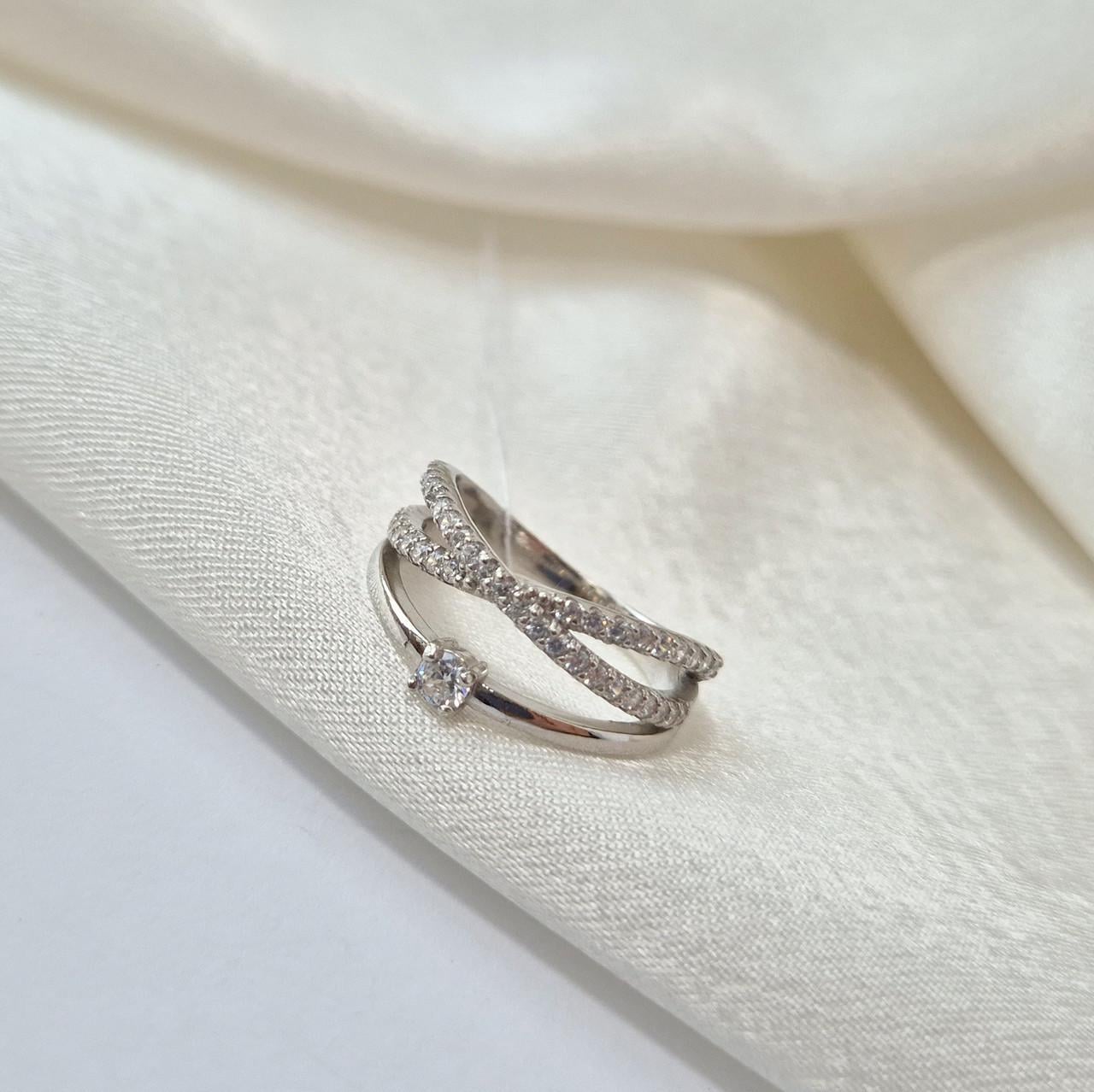 Кольцо с белыми камнями серебро 925 пробы родированное 3,15 г р. 17 (1405r)