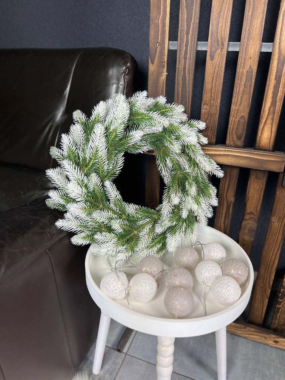 Вінок новорічний Роял зі штучної хвої з білими кінчиками 40 см Зелений (YA678612)