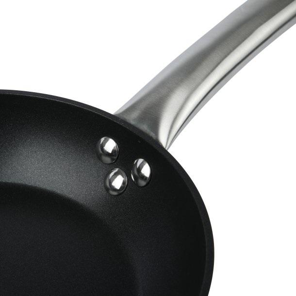 Сковорода Axentia Blackline з нержавіючої сталі алюмінієва ручка антипригарне покриття PTFE d 20 см (135649) - фото 5 Сковорода Axentia Blackline з нержавіючої сталі алюмінієва ручка антипригарне покриття PTFE d 20 см (135649) - фото 5