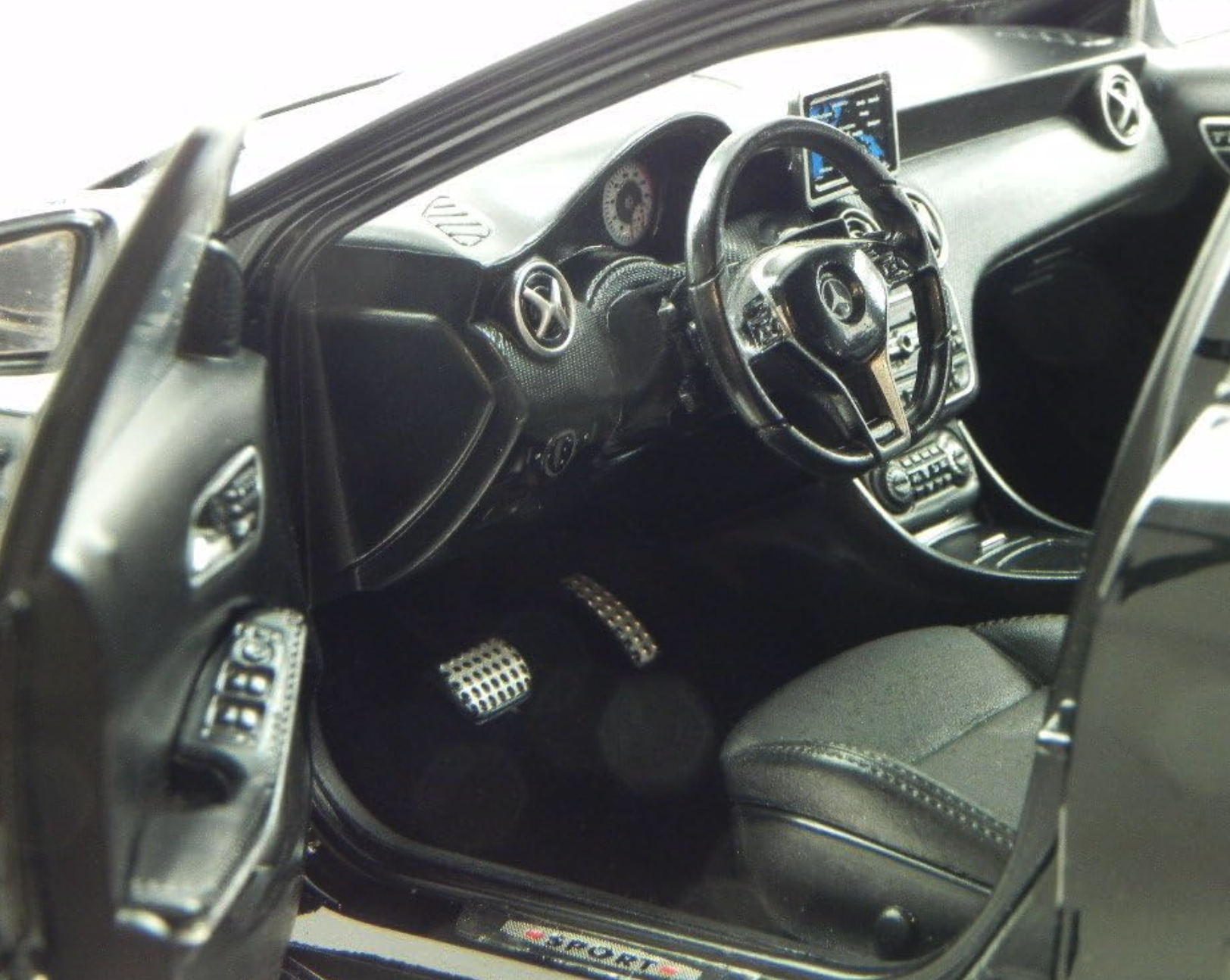 Модель автомобиля Norev 1:18 Mercedes-Benz A-Class W176 Sport Edition Black (183596) - фото 7 Модель автомобиля Norev 1:18 Mercedes-Benz A-Class W176 Sport Edition Black (183596) - фото 7