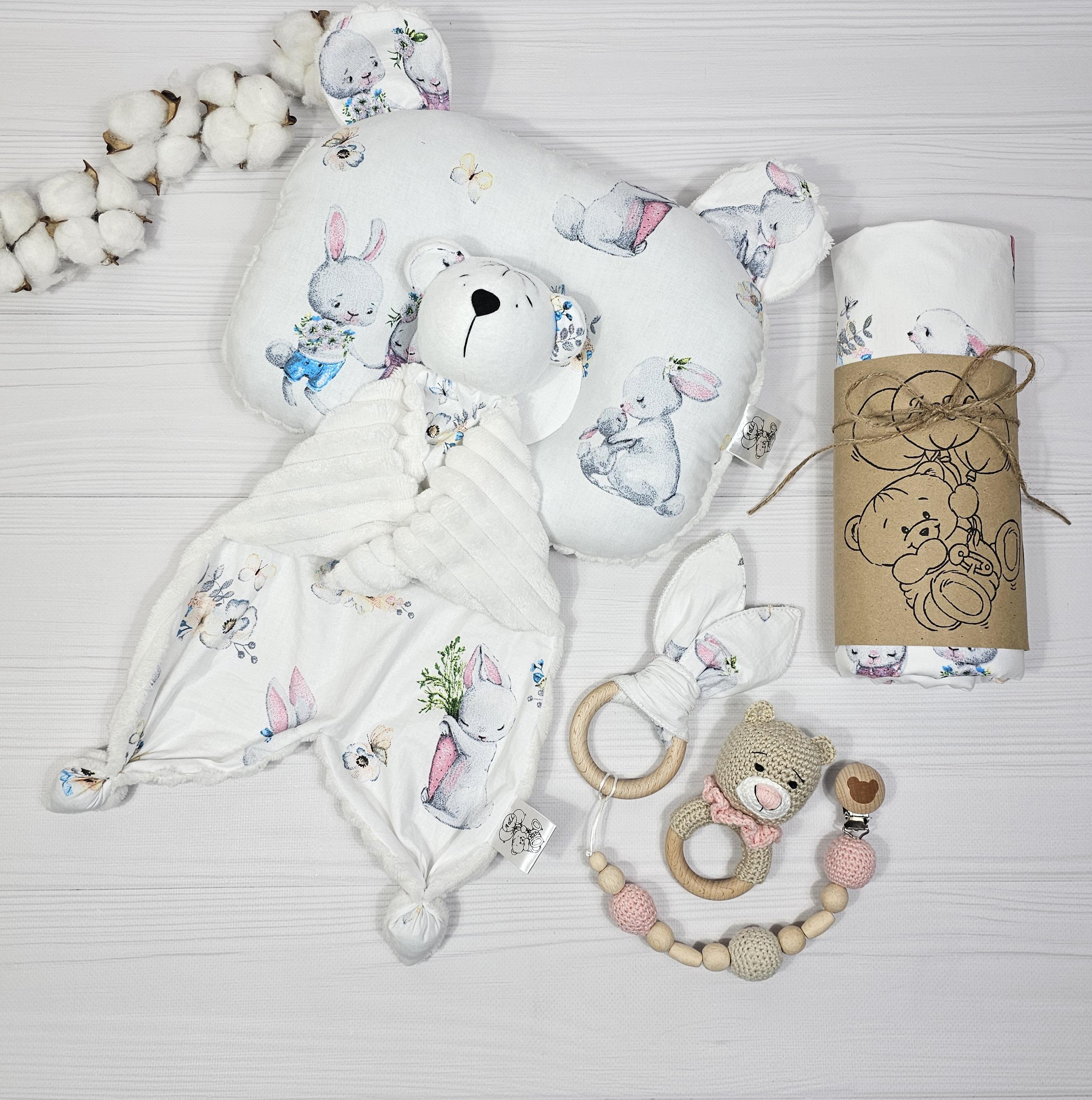 Подарочный набор a.l.babybox Зайчик с мамой пеленка/подушка/комфортер/грызунец/держатель для пустышек Белый (23742144)