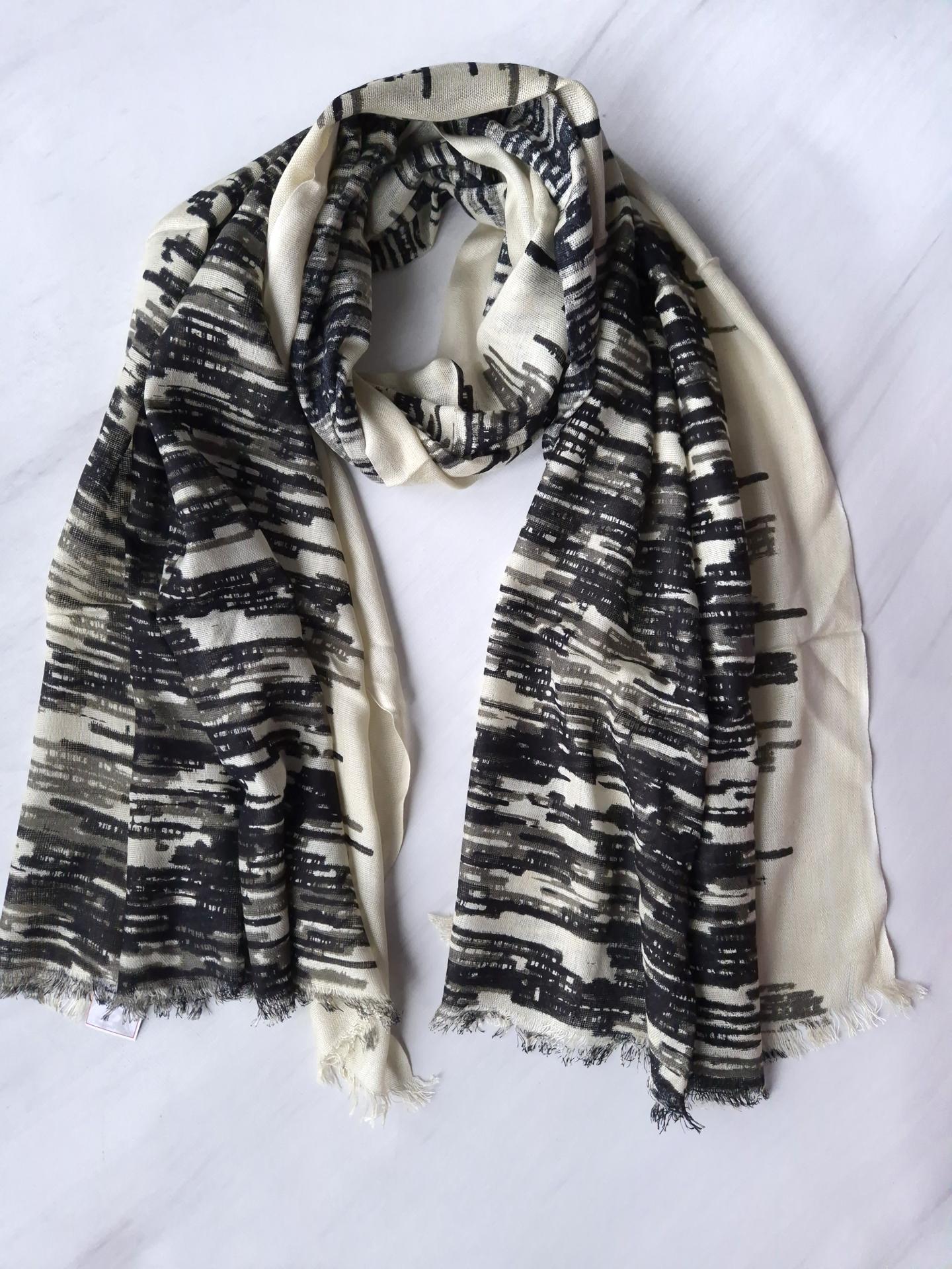 Шарф-палантин жіночий абстрактний принт весна-осінь Part Two 188х72 см Молочний/Чорний (15046)