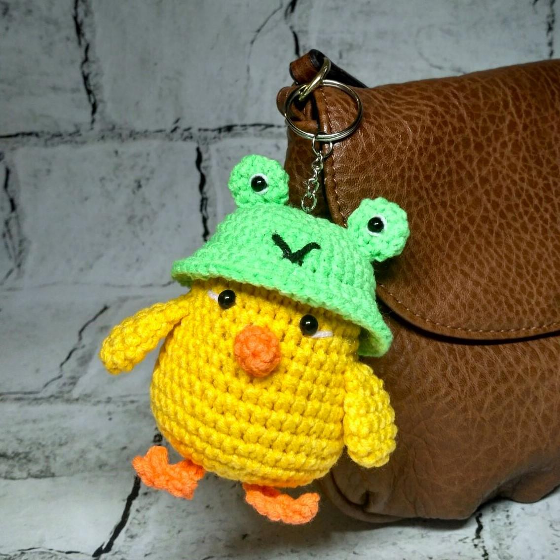 Брелок Цыпленок в шапочке вязаный ручной работы амигуруми 7х5 см Желтый (202-74)