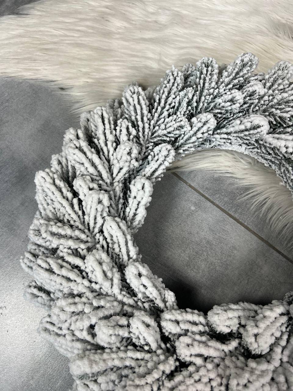 Новорічний засніжений вінок Роял зі штучної хвої 40 см Зелений (YA678609) - фото 4 Новорічний засніжений вінок Роял зі штучної хвої 40 см Зелений (YA678609) - фото 4