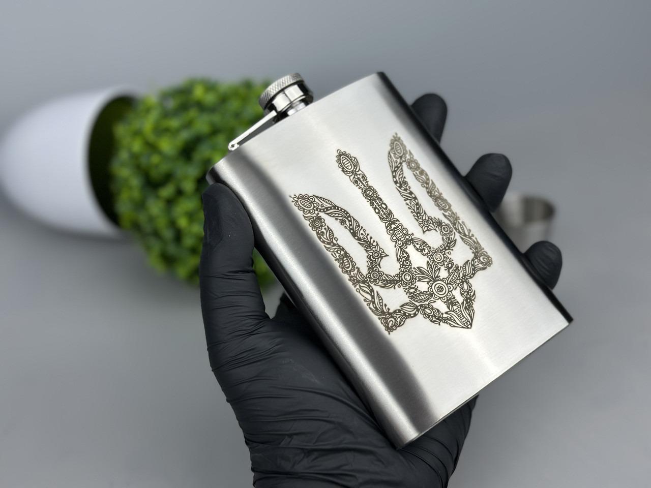 Подарунковий набір Герб Трезуб нержавіюча фляга з чарками (61006 R7) - фото 2 Подарунковий набір Герб Трезуб нержавіюча фляга з чарками (61006 R7) - фото 2