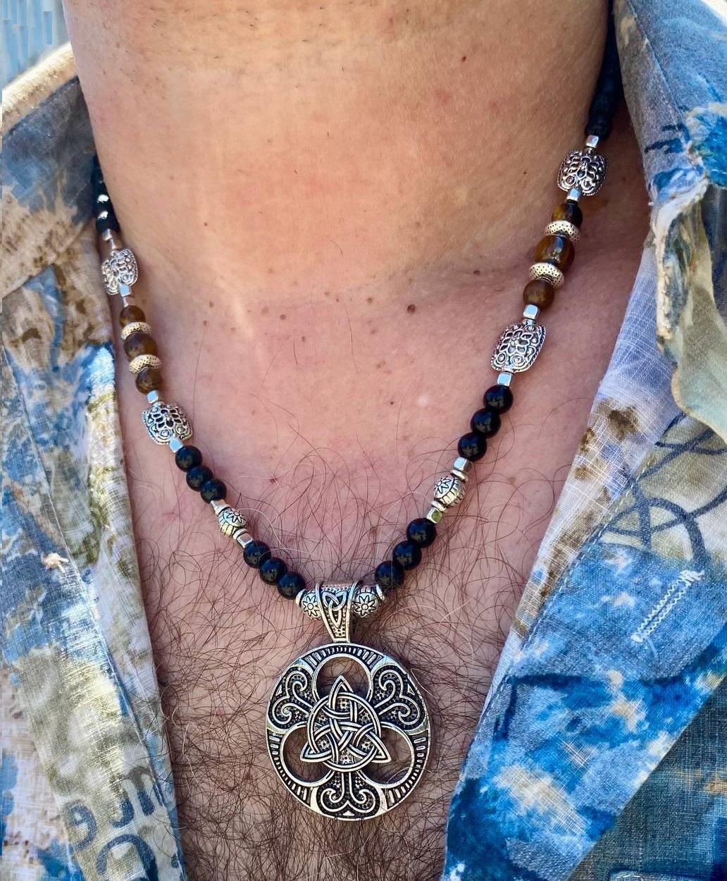 Колье из натурального камня оникс тигровый глаз вулканическая лава и двусторонним кулоном оберег кельтский узел LITAURS (24078) - фото 4