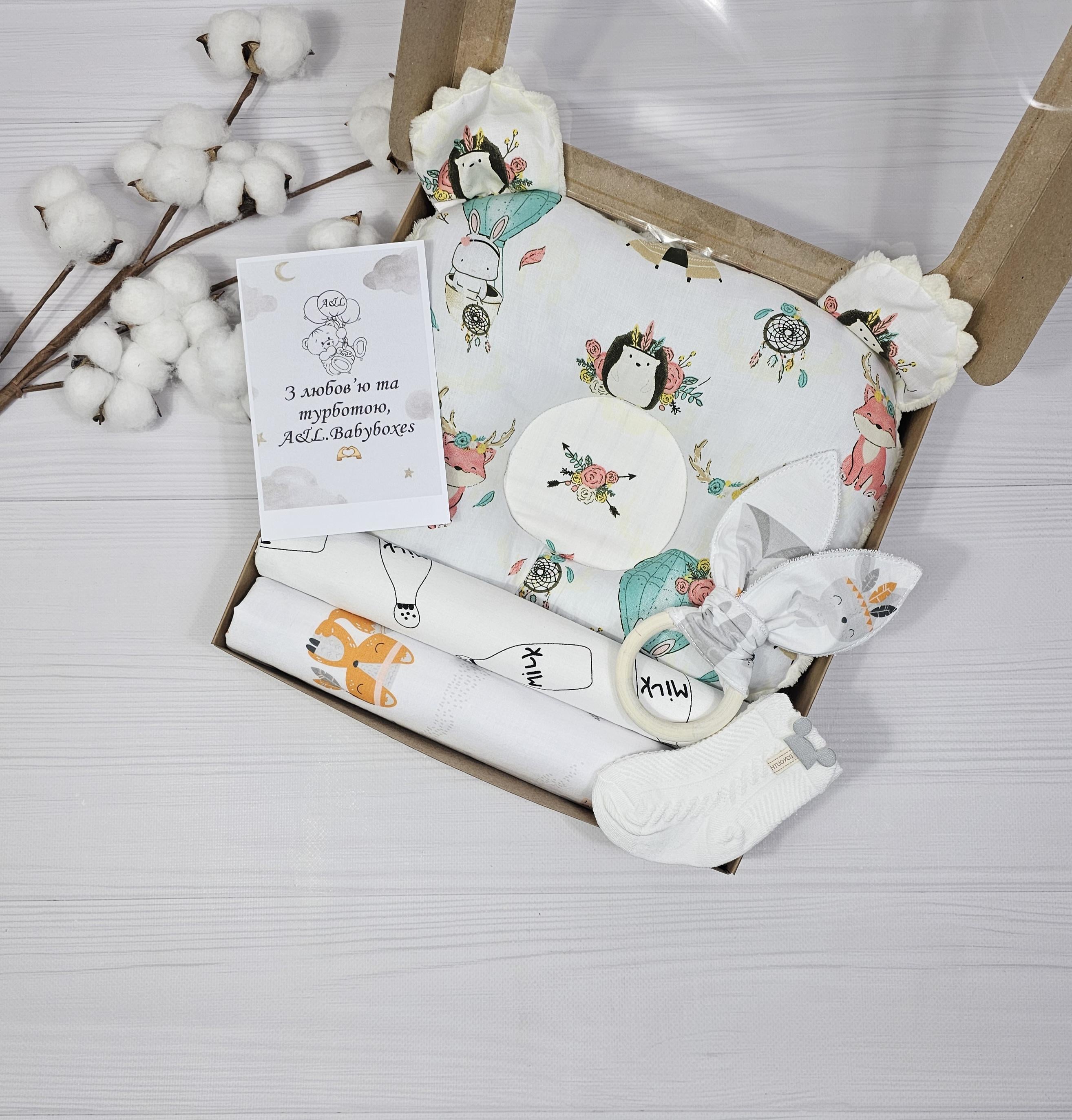 Подарунковий набір для немовлят a.l.babybox Лісові мешканці з пелюшками та подушкою (30810114)