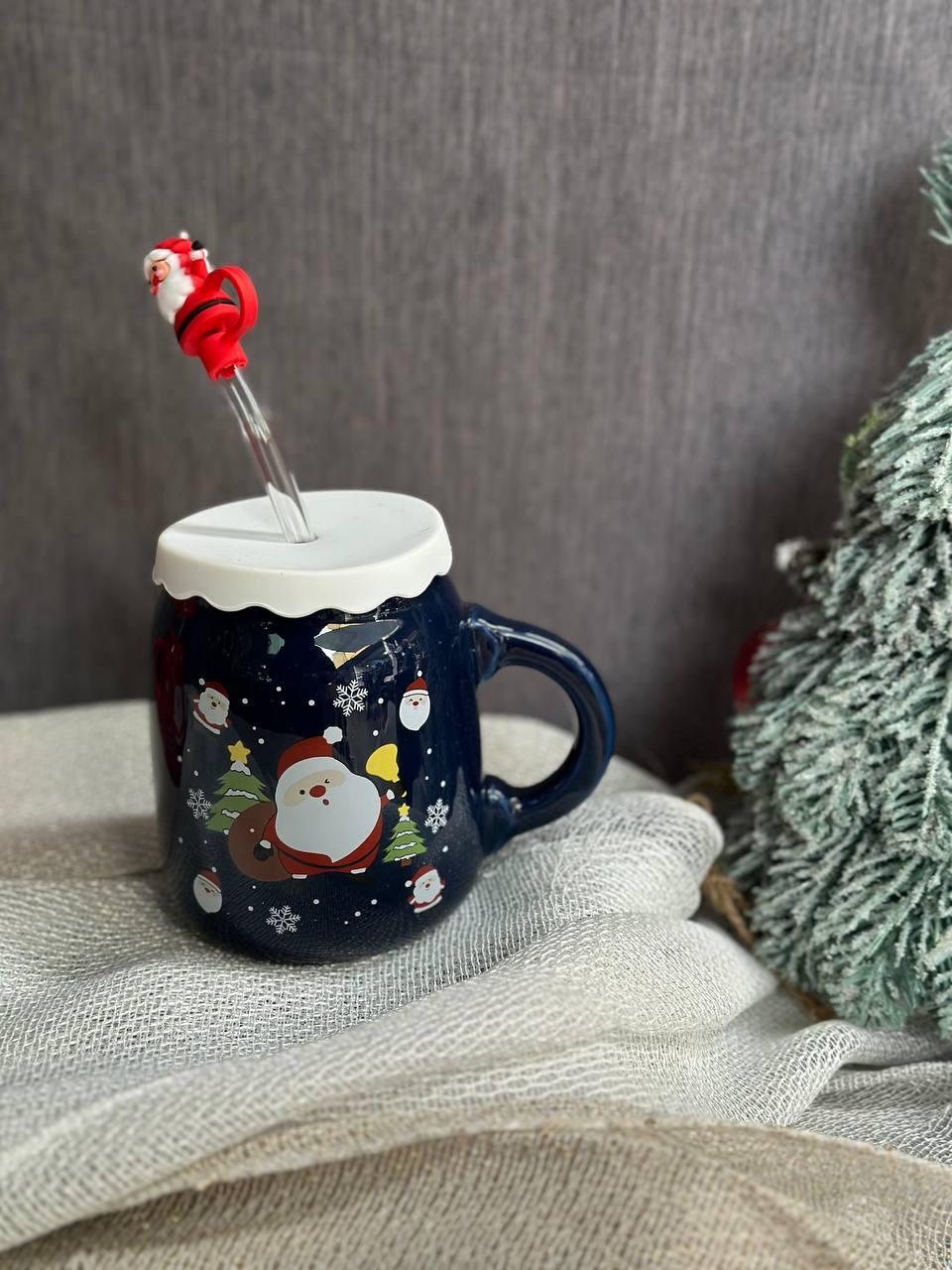 Чашка керамічна Olens 102-1082 Санта з кришкою і трубочкою 460 мл Синій (2786101310) - фото 2 Чашка керамічна Olens 102-1082 Санта з кришкою і трубочкою 460 мл Синій (2786101310) - фото 2