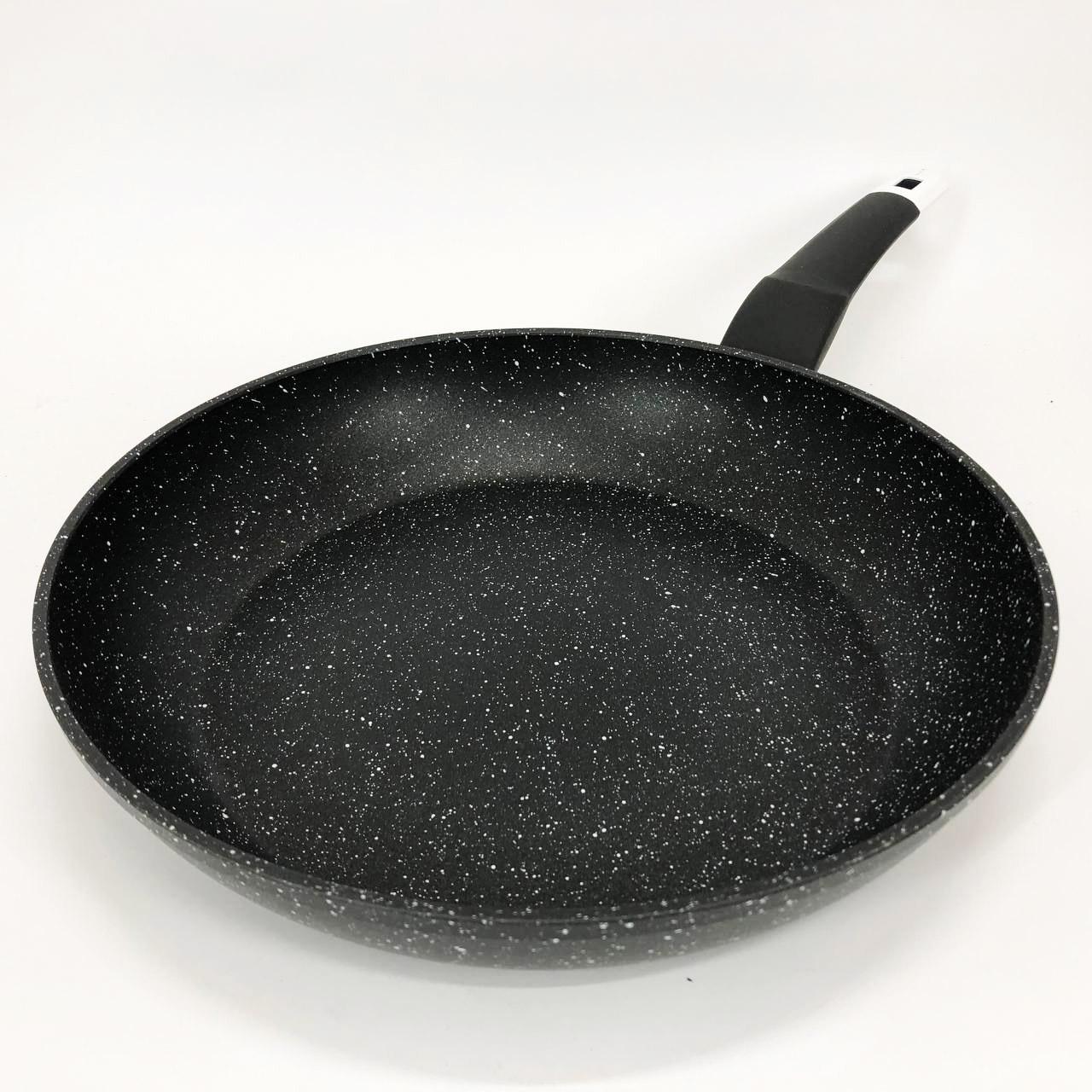 Сковорода Unique UN-5137 с антипригарным покрытием для газовой плиты 28 см Гранит темный.