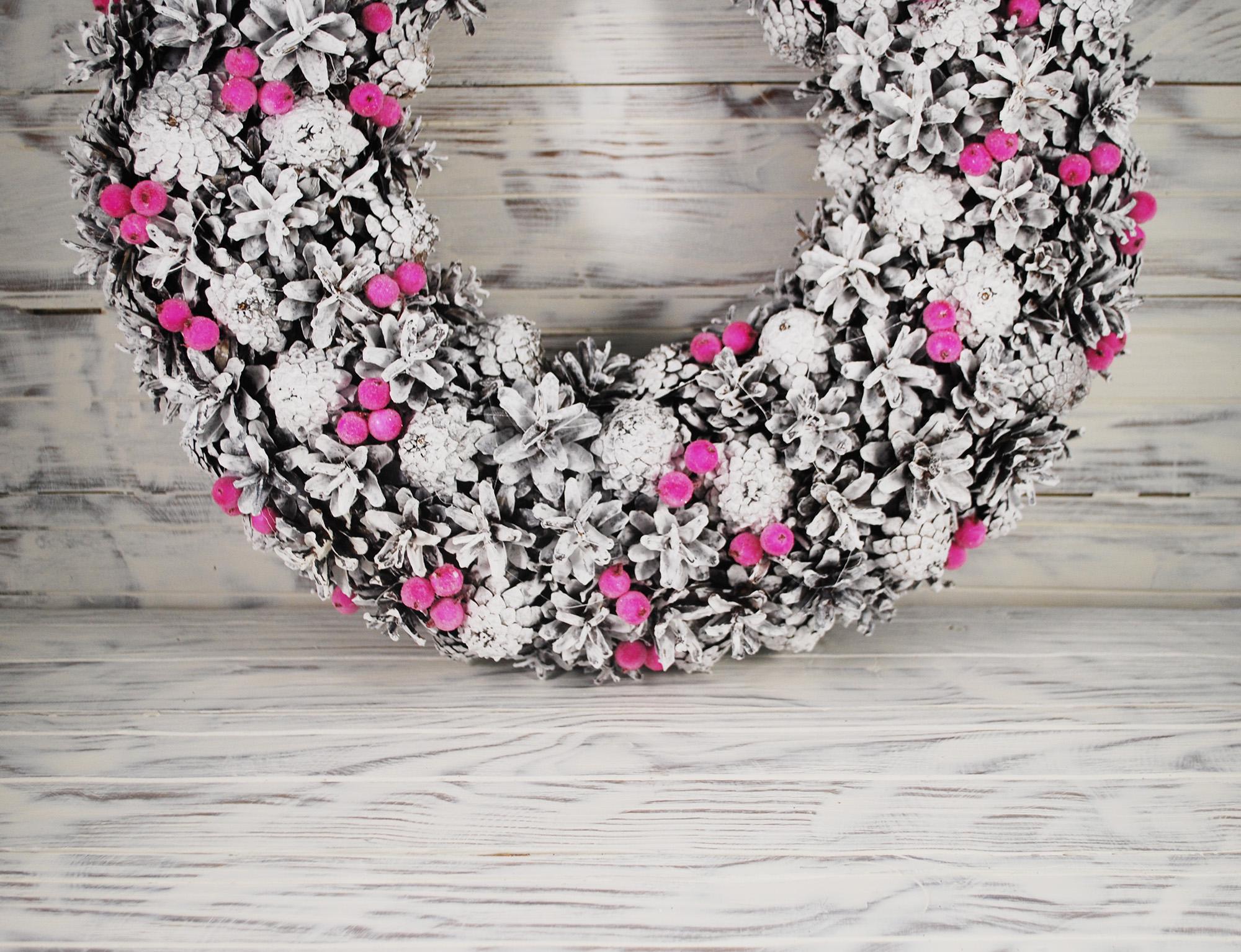 Венок новогодний из шишек 40 см Белый/Розовый (4782043) - фото 2 Венок новогодний из шишек 40 см Белый/Розовый (4782043) - фото 2