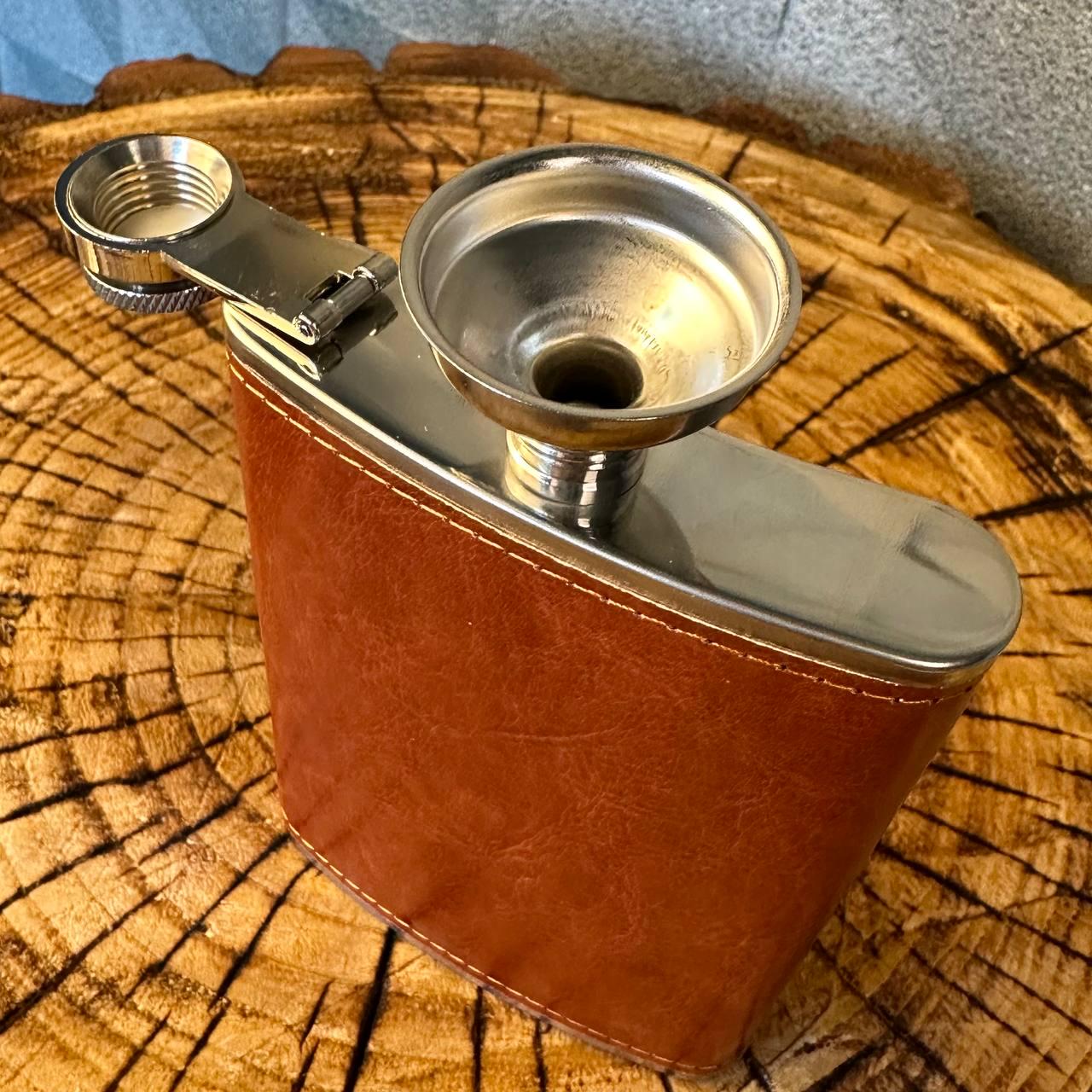 Набор фляга для алкоголя и 4 рюмки в подарочной коробке (61044) - фото 4 Набор фляга для алкоголя и 4 рюмки в подарочной коробке (61044) - фото 4