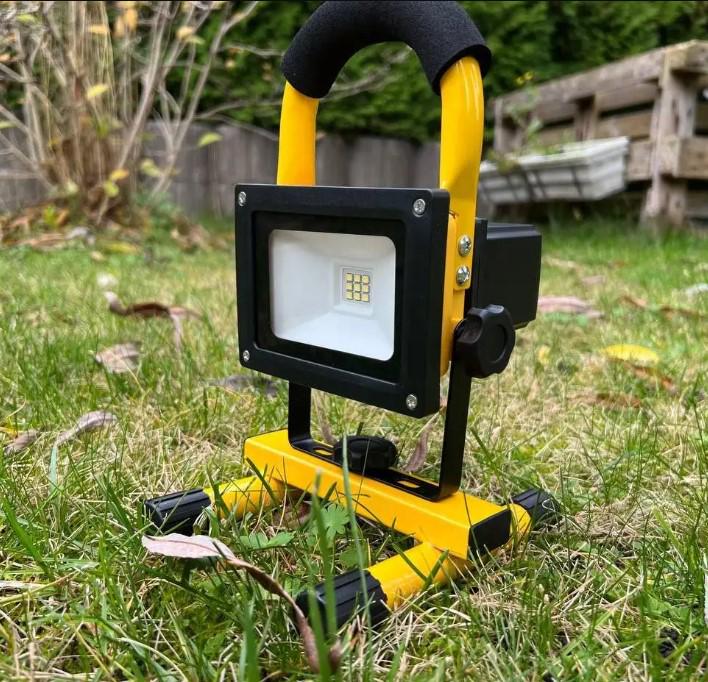 Фонарь прожектор с аккумулятором Led 10 W - фото 3