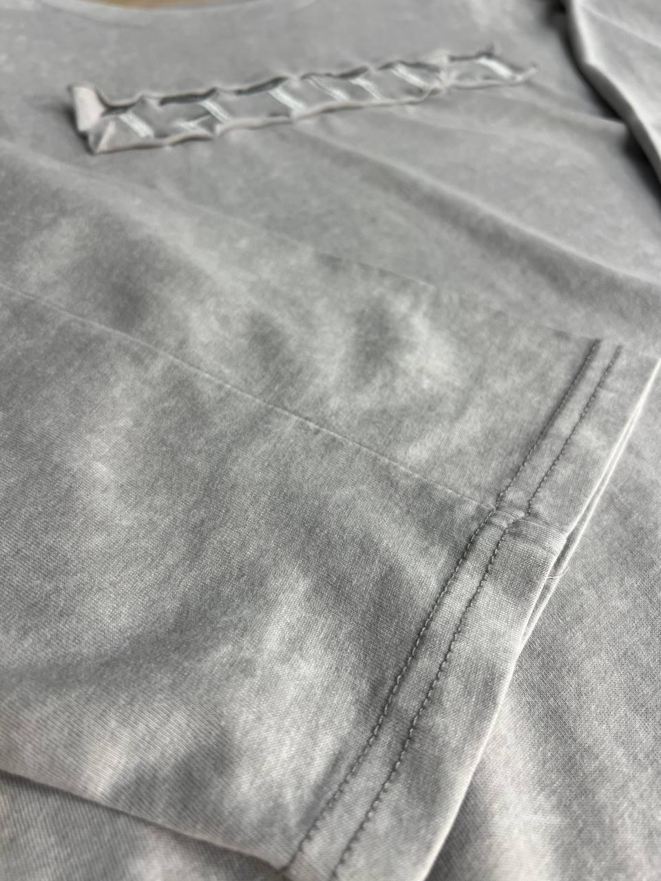 Футболка жіноча A-N 26029 широка варена тай дай довгий рукав 3\4 з вишивкою попереду OS Світло-сірий (4017) - фото 9 Футболка жіноча A-N 26029 широка варена тай дай довгий рукав 3\4 з вишивкою попереду OS Світло-сірий (4017) - фото 9