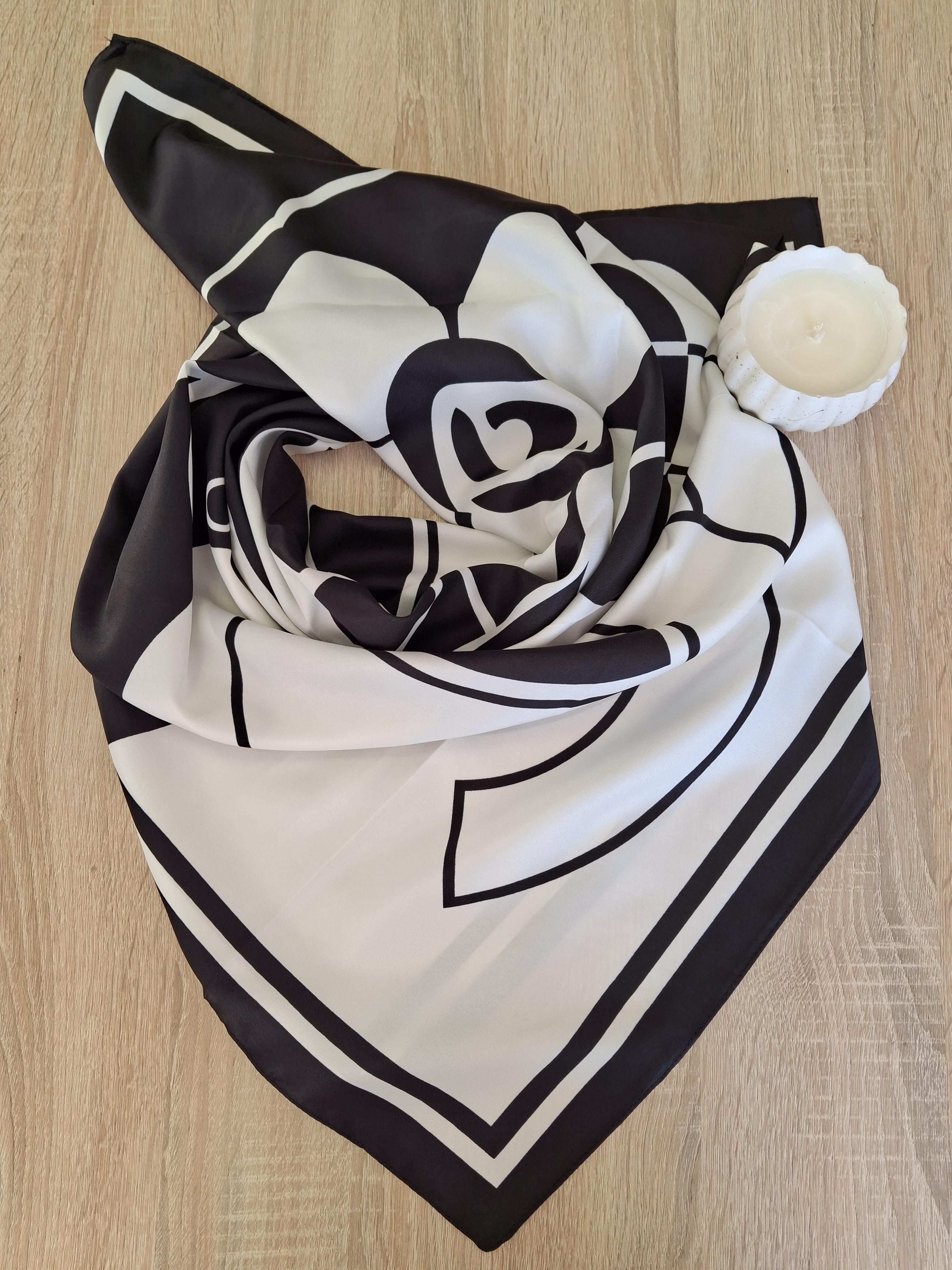 Платок женский шелковый Известный принт с цветком 90х90 см Черно-белый