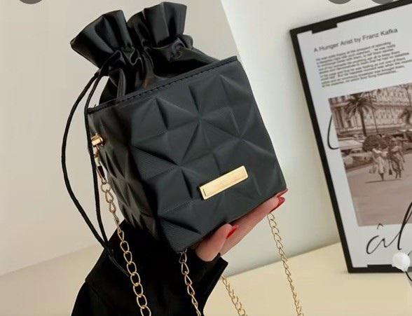 Сумка женская на цепочке 11,5х10,5х10,5 см Черный Сумка женская на цепочке 11,5х10,5х10,5 см Черный