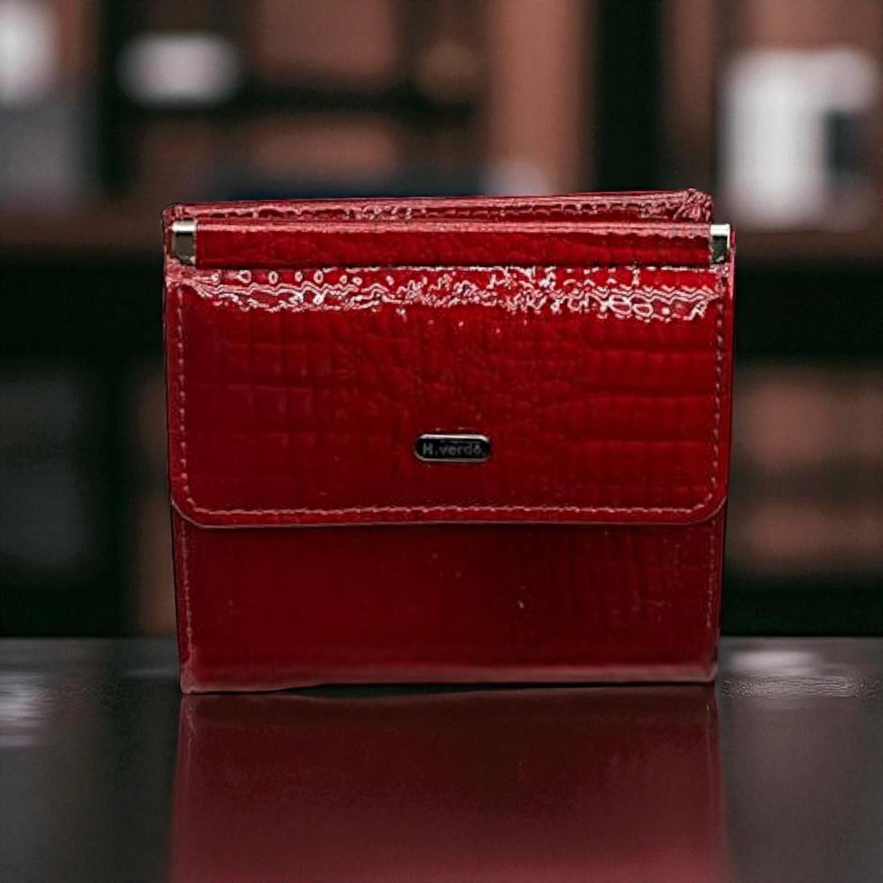 Кошелек женский мини из натуральной кожи лаковый на магните в коробке 10х10 см Красный Кошелек женский мини из натуральной кожи лаковый на магните в коробке 10х10 см Красный