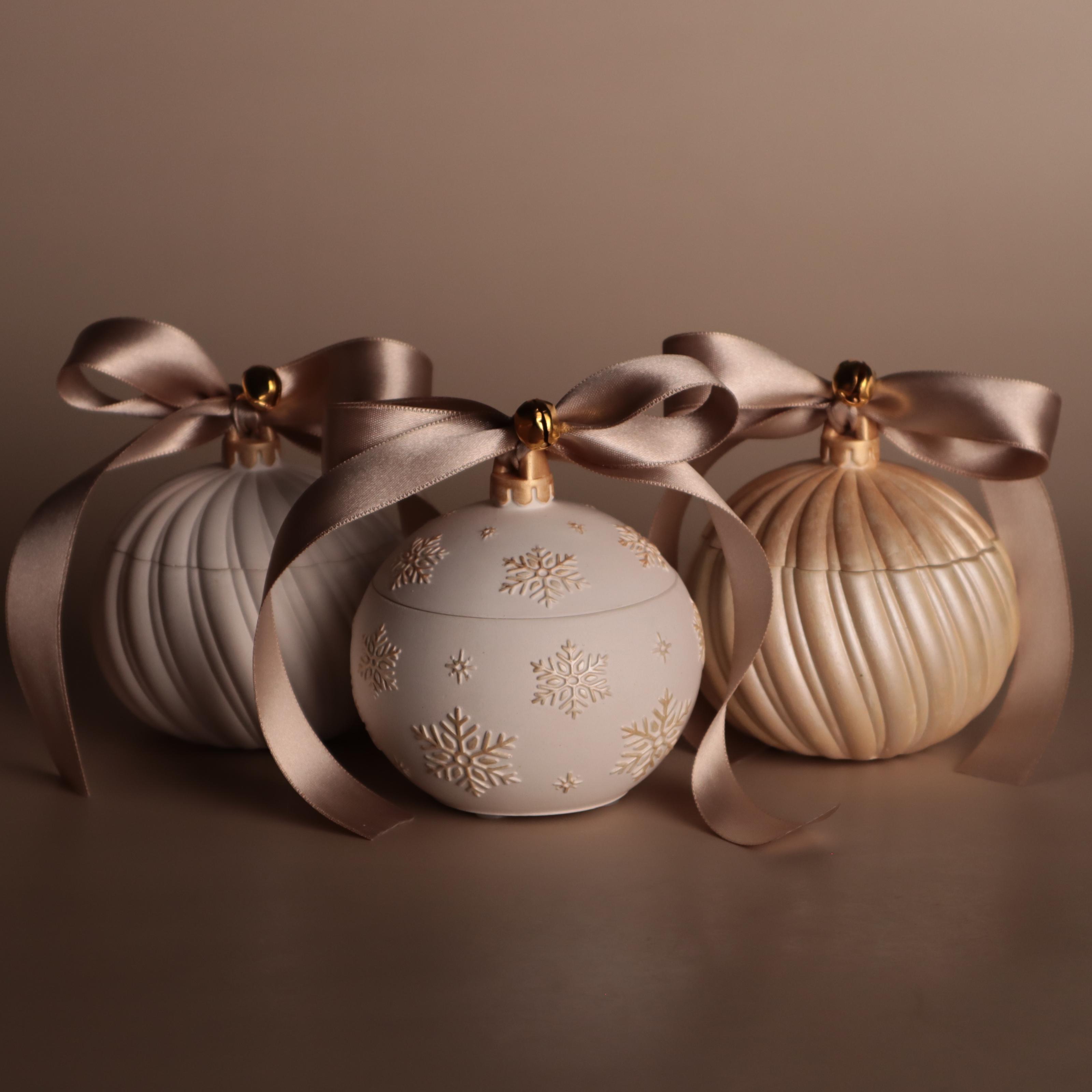 Подарунковий набір аромасвічок Wax Harmony Ваніль у гіпсовому кашпо Новорічні кулі (3000221) Подарунковий набір аромасвічок Wax Harmony Ваніль у гіпсовому кашпо Новорічні кулі (3000221)