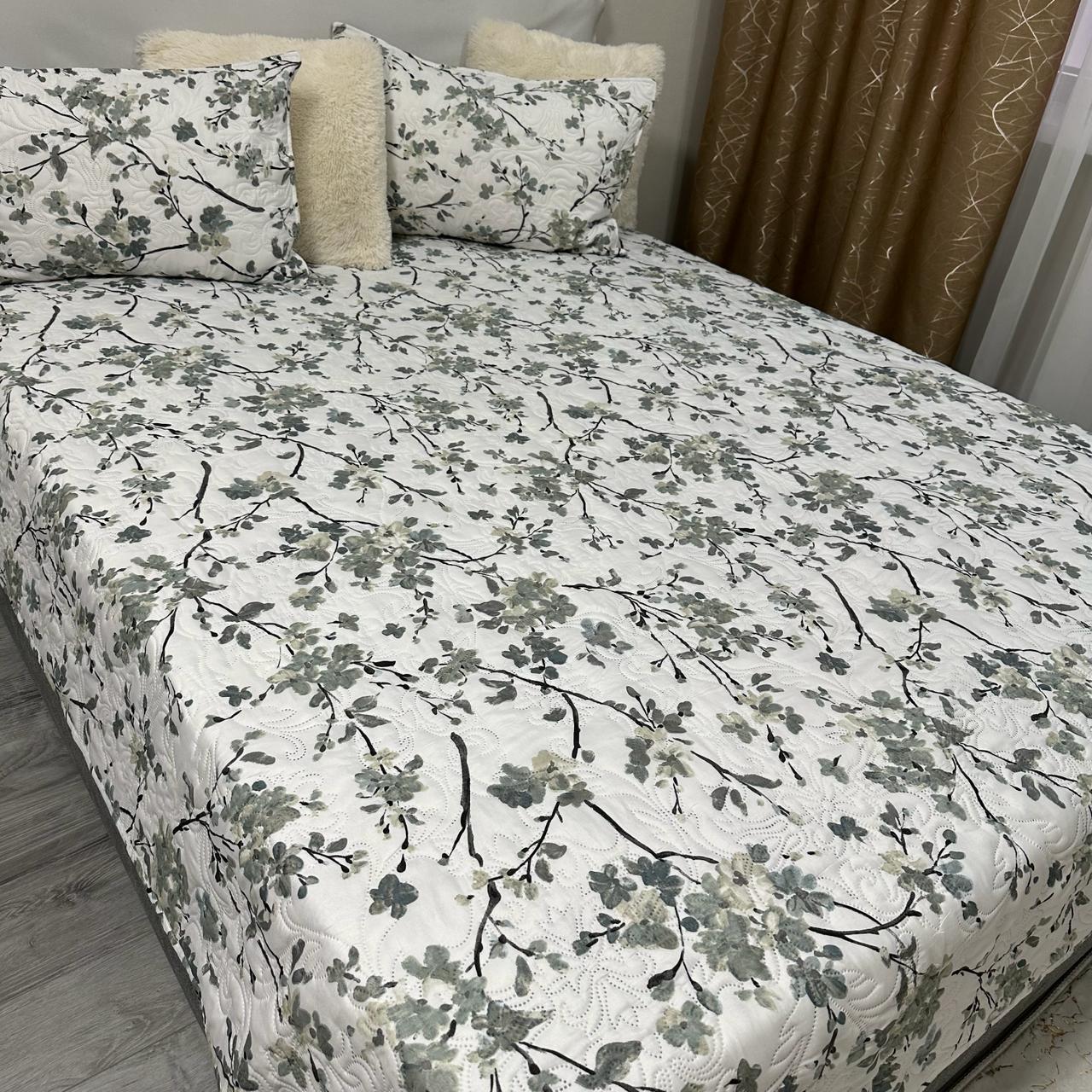 Набір покривало стьобане з квітковим принтом 200x230 см/2 наволочки 50x70 см Молочний/Салатовий (28740394)