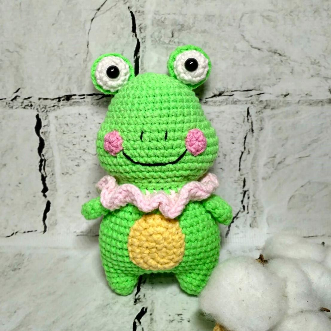 М'яка в'язана іграшка ручної роботи Жабка 14 см Зелений (202-80) - фото 1