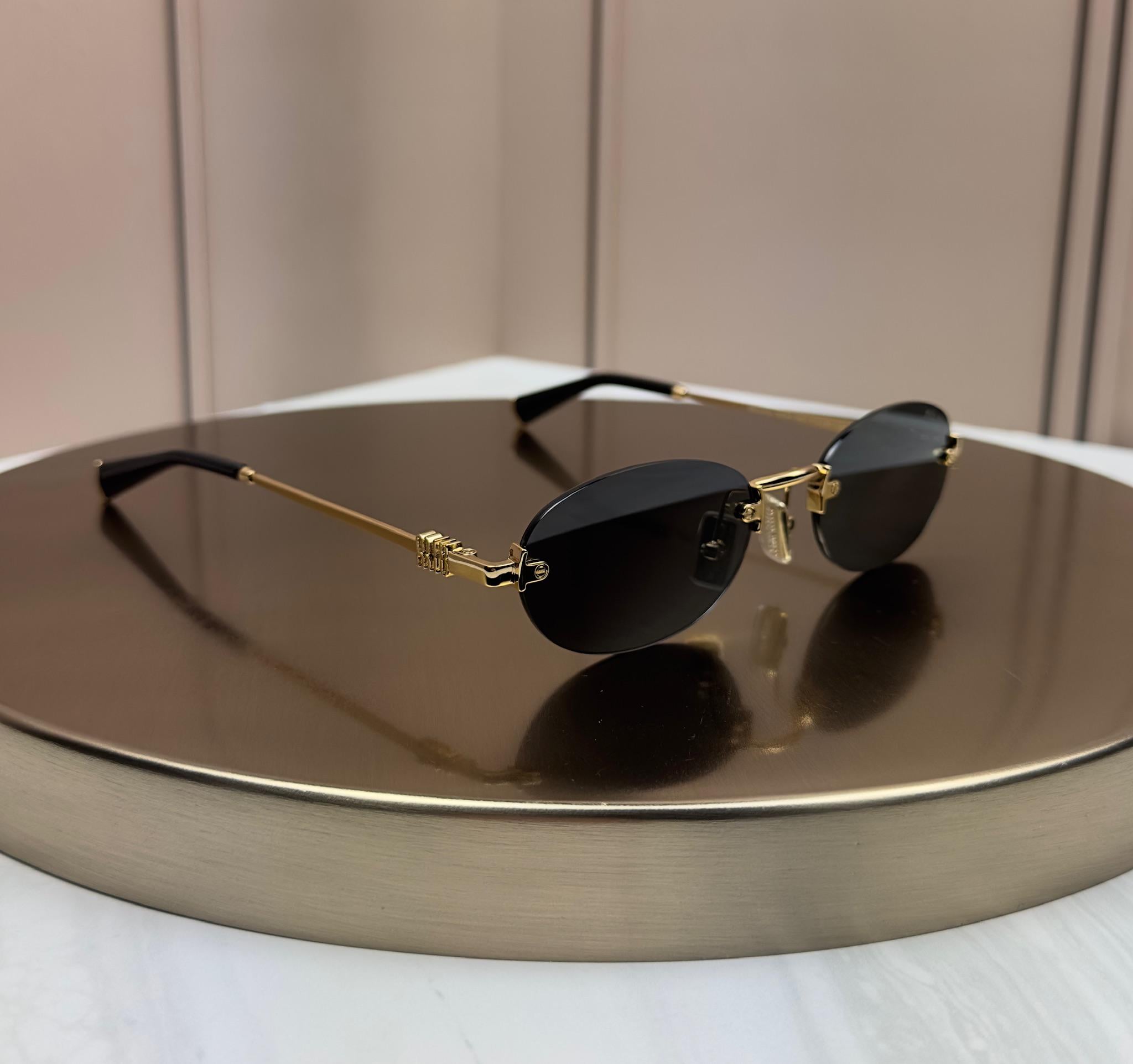 Солнцезащитные очки Miu Miu SMUA54 овальные безободочные металлические Черная линза женские Золотой