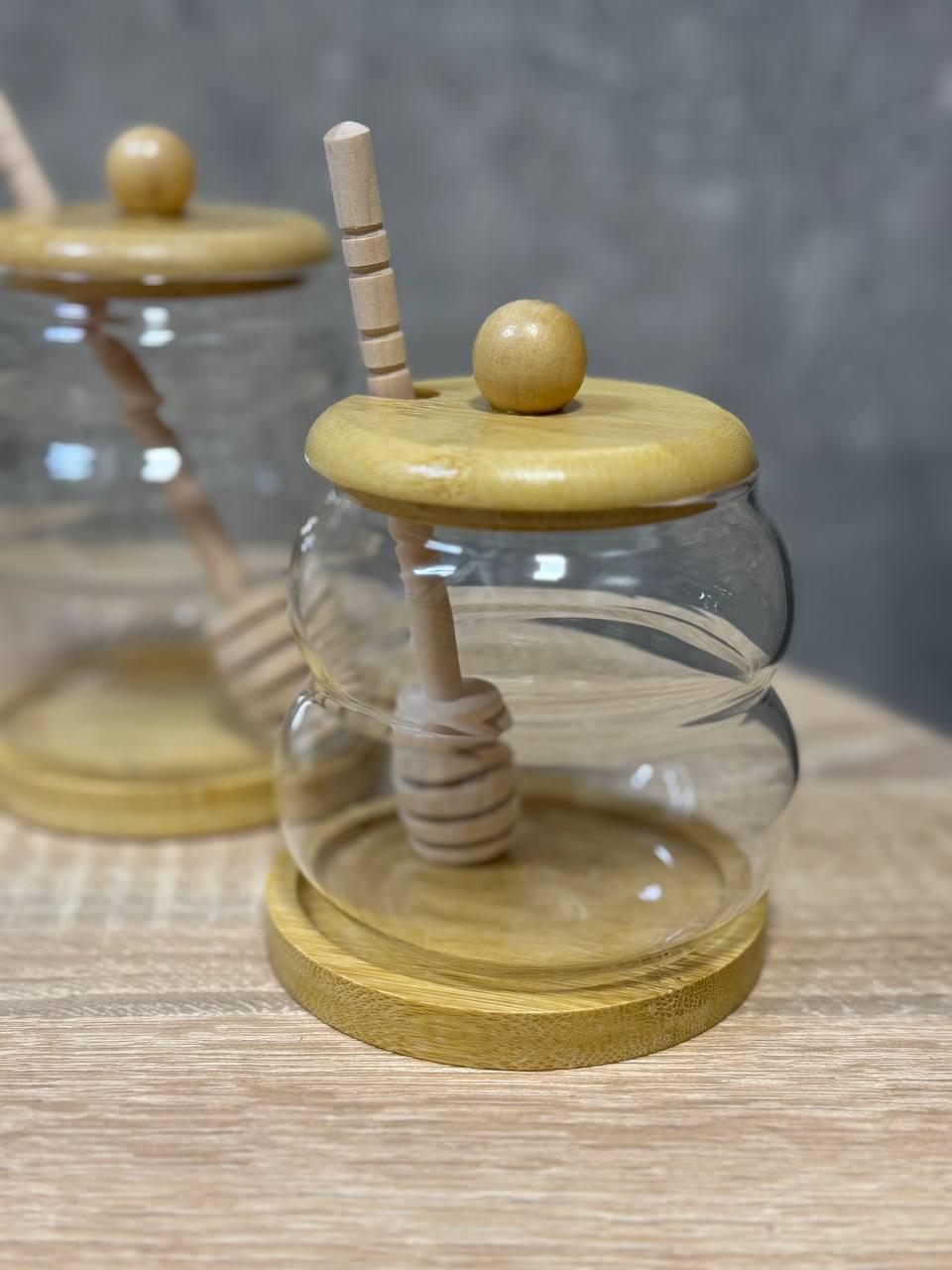 Банка для меда YIWU 64486-8 стеклянная с крышкой на бамбуковой подставке 350 мл Прозрачный (64486-8) - фото 2 Банка для меда YIWU 64486-8 стеклянная с крышкой на бамбуковой подставке 350 мл Прозрачный (64486-8) - фото 2