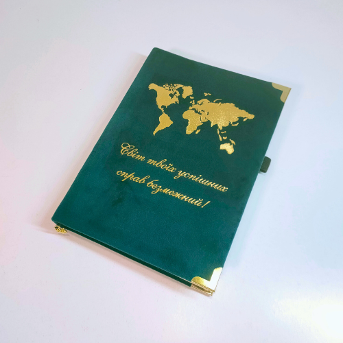 Блокнот велюровый в клетку с цитатой и картой мира с кремовыми листами А5 21x15 см Оливковый (23830868)