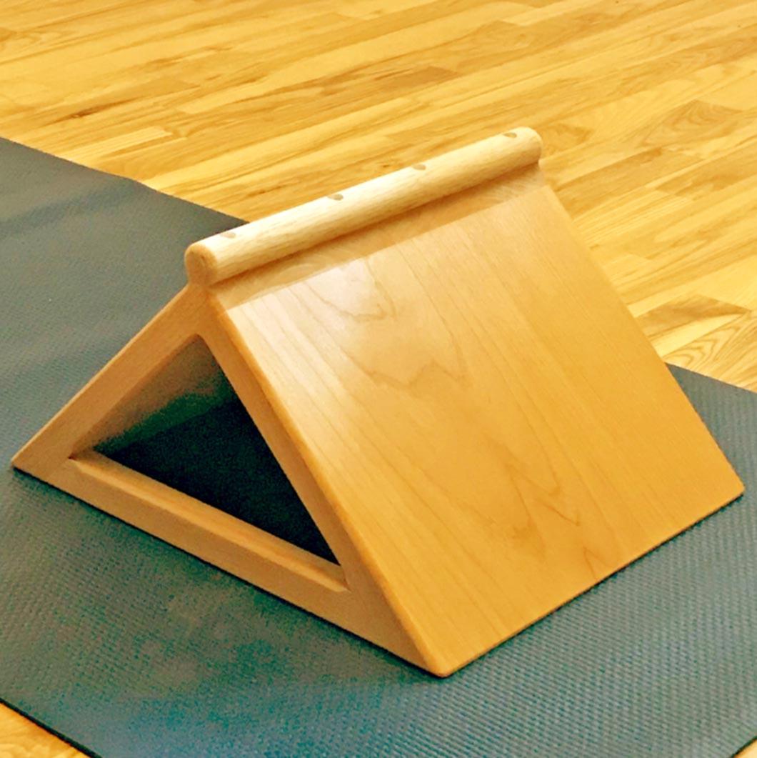 Йога-блок опорный треугольный Рани Карри (ОПТ-000303)