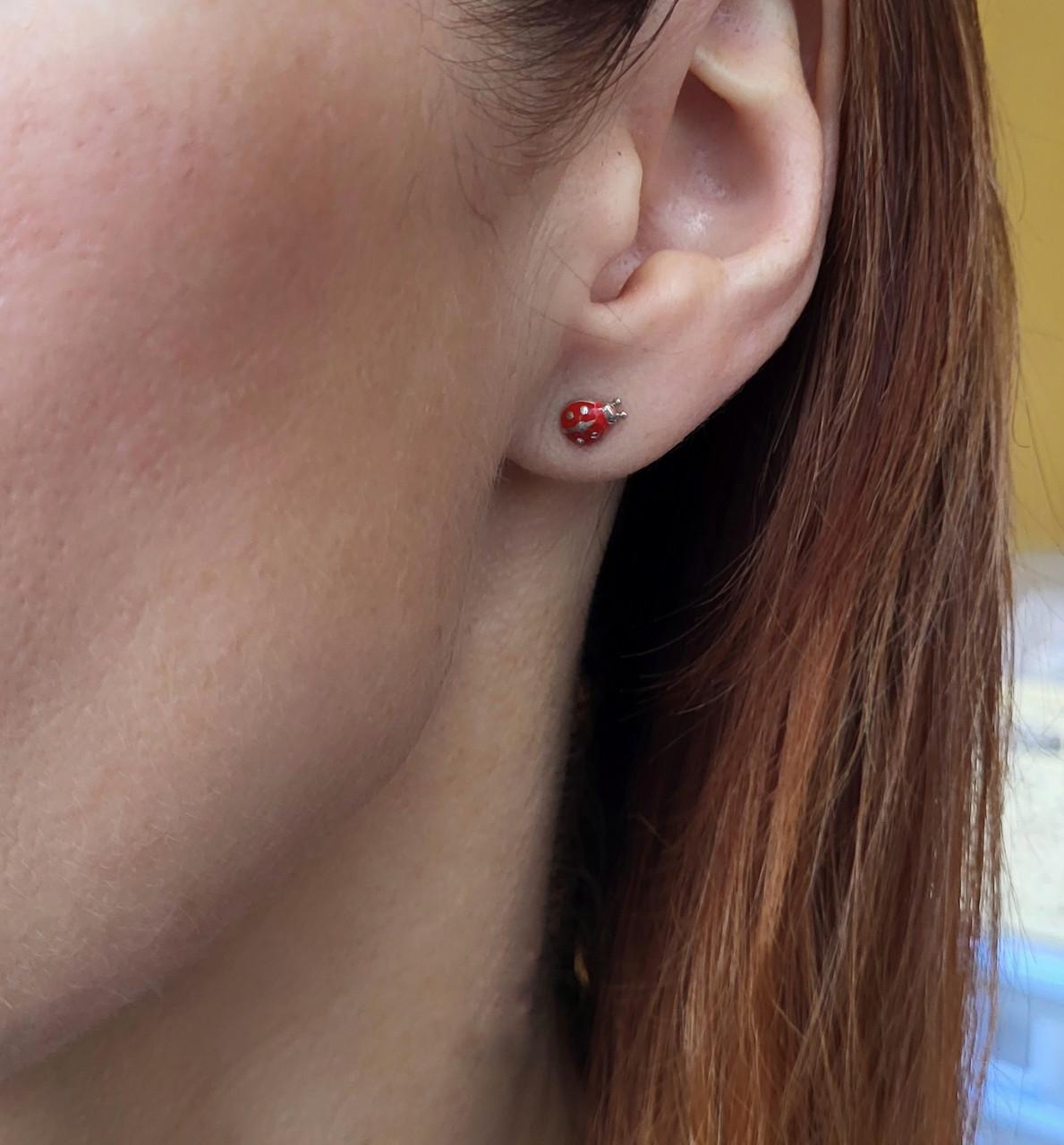 Гвоздики детские на закрутках божья коровка с красной эмалью серебро 925 пробы родированное 1,10 г (1127)