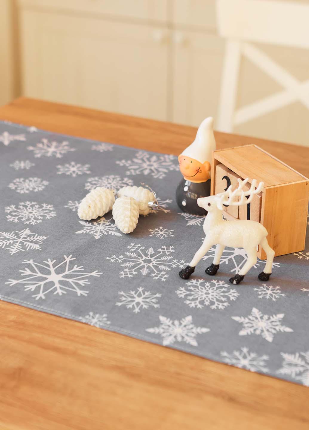 Скатертина-доріжка новорічна Сніжинки білі на сірому 140х47 см (сбс14) - фото 2 Скатертина-доріжка новорічна Сніжинки білі на сірому 140х47 см (сбс14) - фото 2