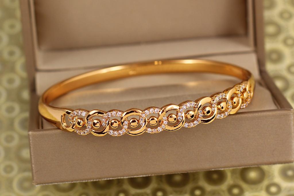 Браслет бенгл Xuping Jewelry Танец кругов 60 мм на руку 17-19 см Золотистый (30668501)