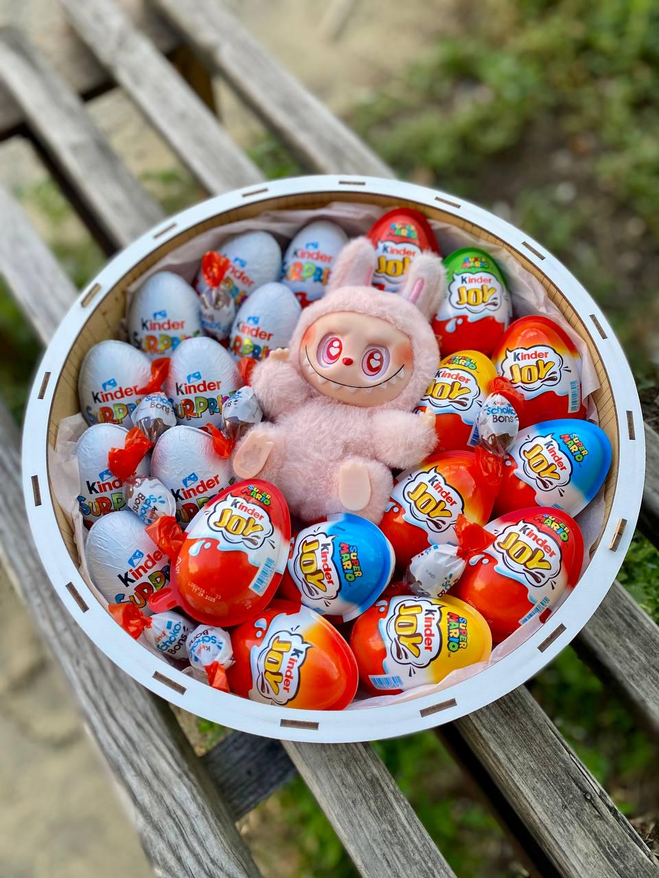 Подарочный бокс Ohmybuket с Kinder сюрпризами и игрушкой Labubu ø 27 см (OMB-39)