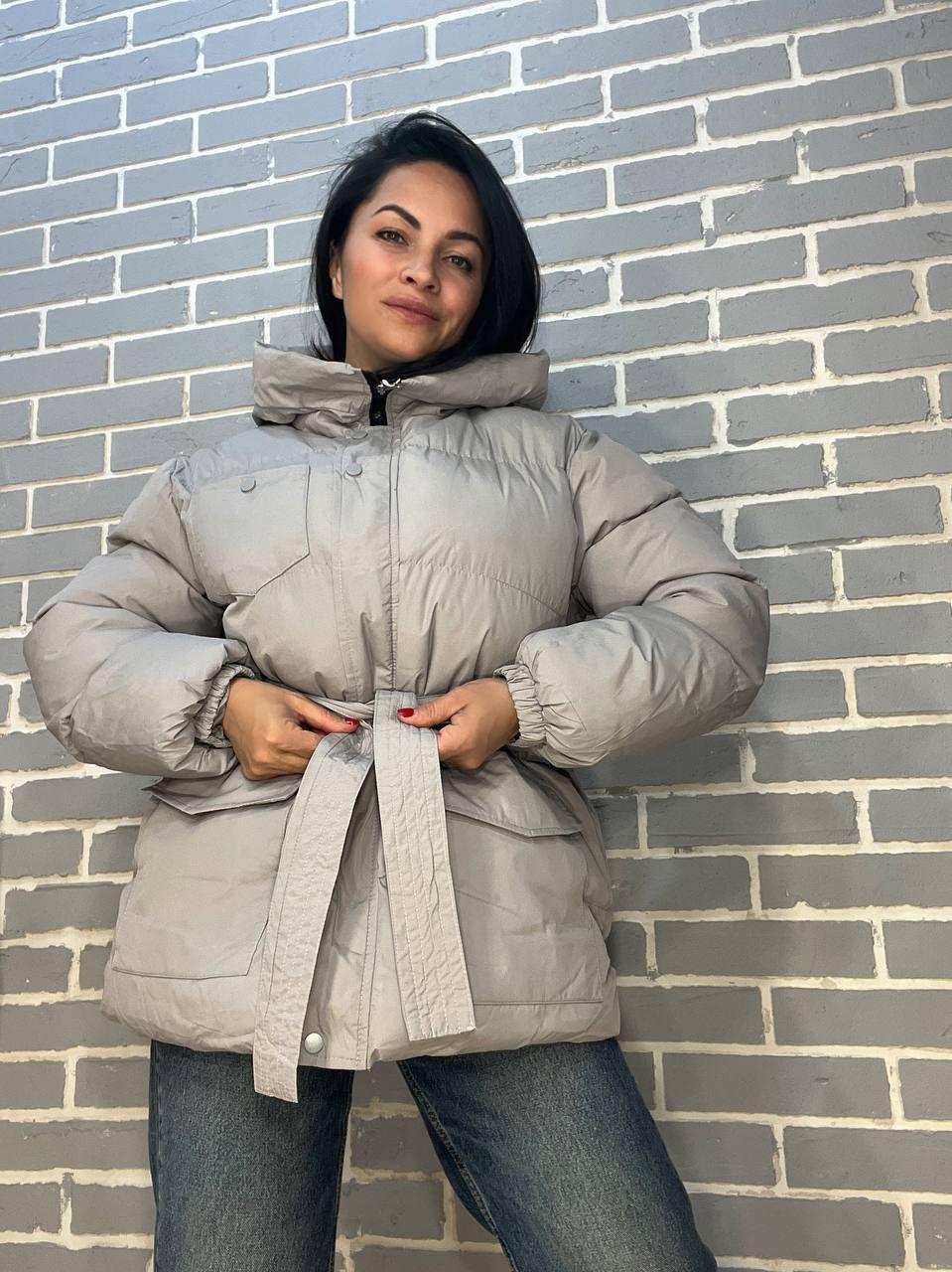 Куртка жіноча RUIXI 6093 парка пуффер з паском подовжена з капюшоном оверсайз р. 46 Сірий (951) - фото 6 Куртка жіноча RUIXI 6093 парка пуффер з паском подовжена з капюшоном оверсайз р. 46 Сірий (951) - фото 6