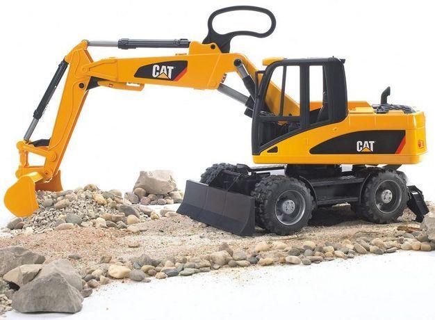 Іграшка Екскаватор Bruder CAT на колісному шасі (02445) Іграшка Екскаватор Bruder CAT на колісному шасі (02445)