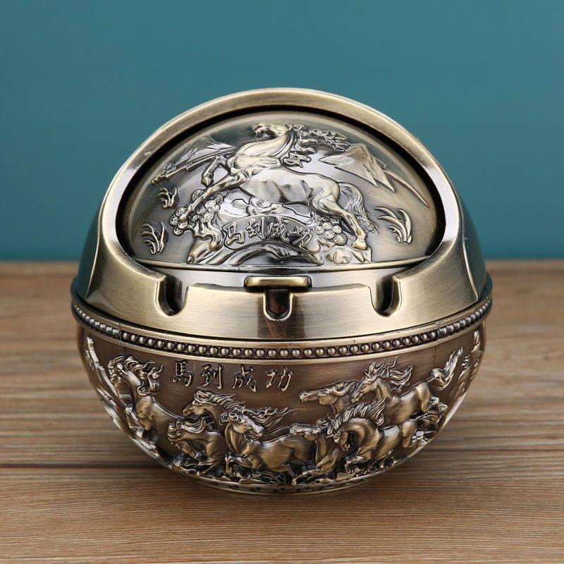 Пепельница круглая металлическая Семь Коней Успеха с крышкой (Арт2462) Пепельница круглая металлическая Семь Коней Успеха с крышкой (Арт2462)