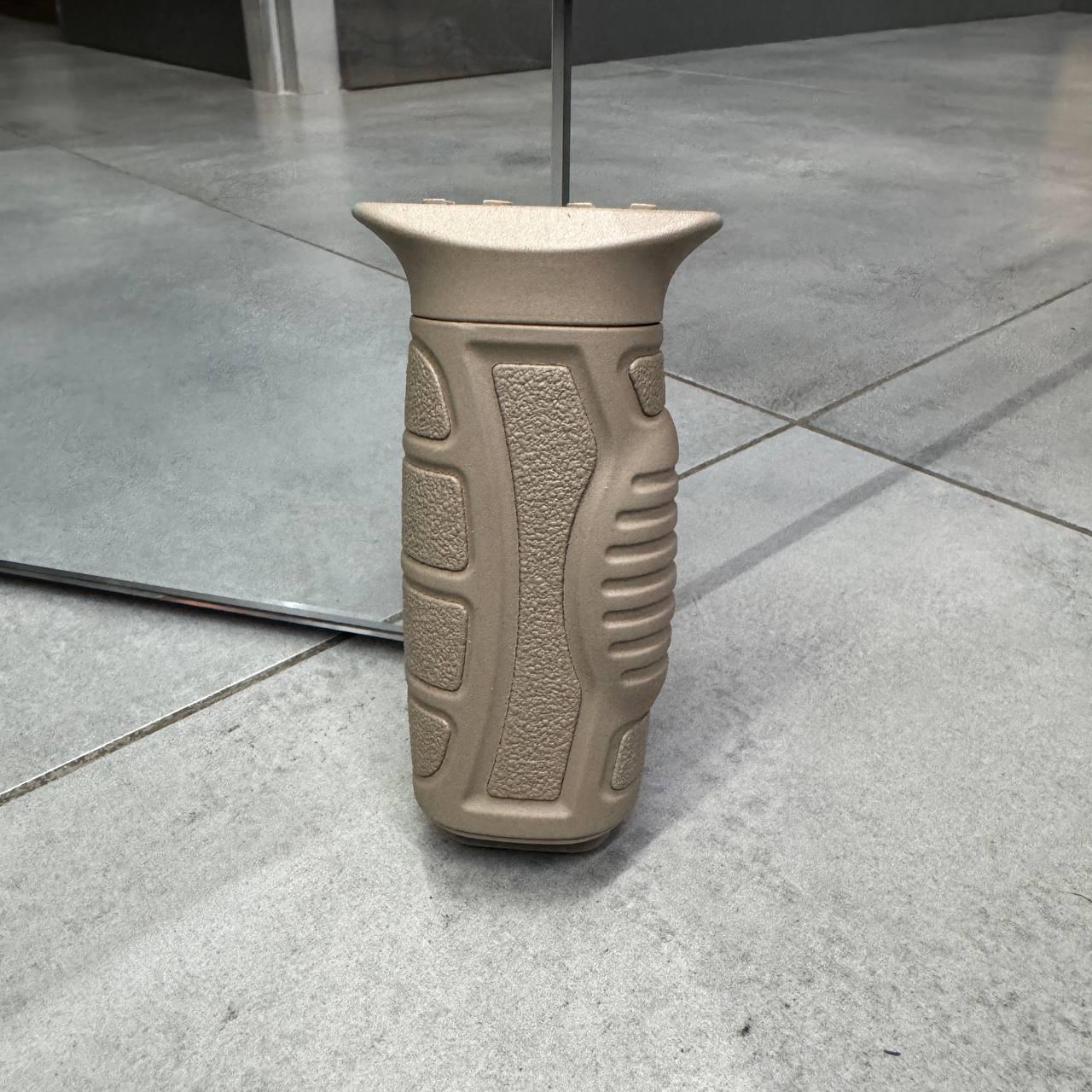 Рукоятка переноски огня DLG Tactical DLG-165 на M-LOK прорезиненная с отсеком для хранения Койот (246340) - фото 3 Рукоятка переноски огня DLG Tactical DLG-165 на M-LOK прорезиненная с отсеком для хранения Койот (246340) - фото 3