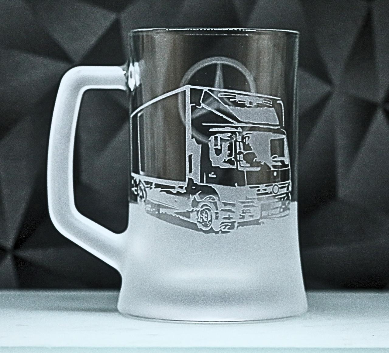 Подарунковий келих для пива з гравіюванням авто фура Мерседес 670 мл (2009573298)