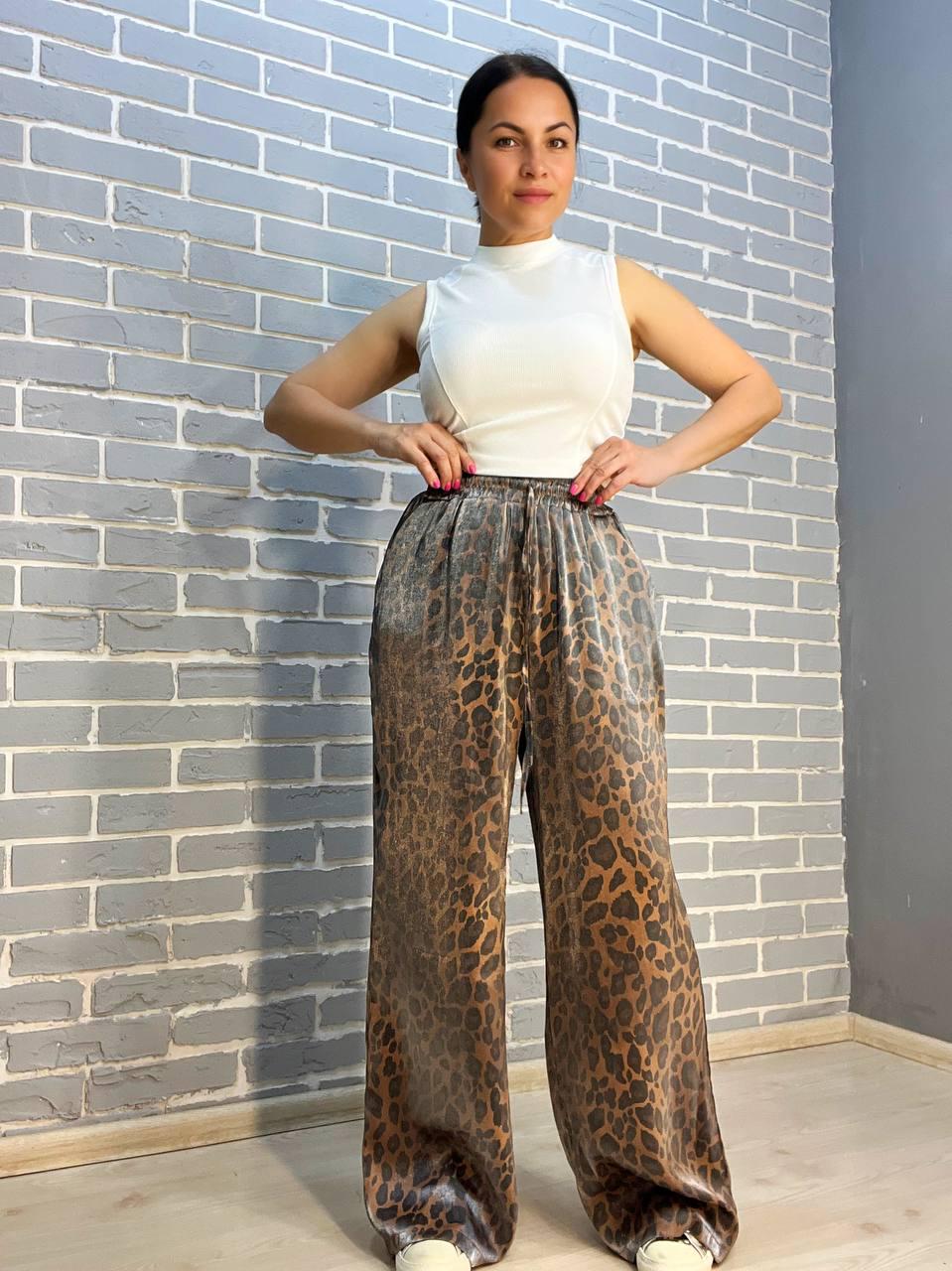 Брюки женские MY FASHION 1694 палаццо широкие на резинке леопардовый принт шелк OS Коричневый (2203) - фото 3