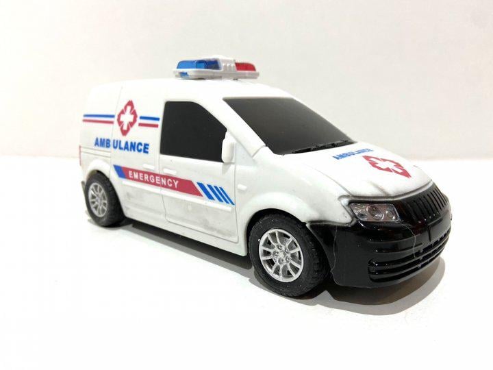 Машинка на радиоуправлении Bambi Volkswagen Caddy Скорая помощь 18 см Белый (087-8-9-10-12)