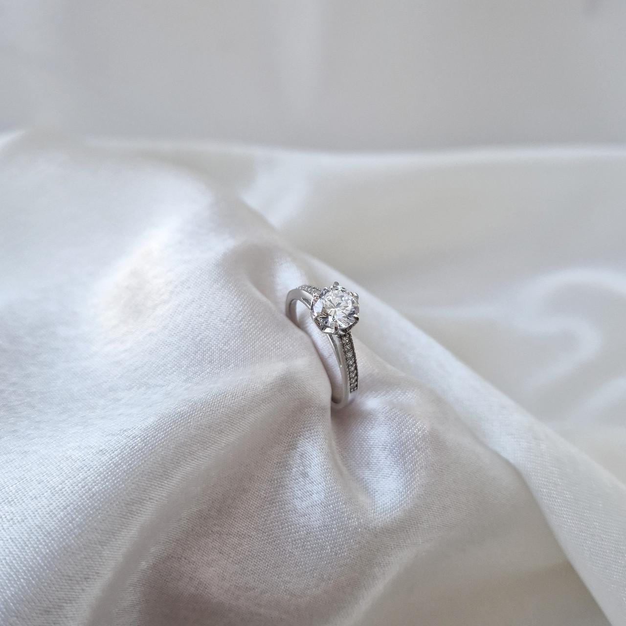 Кольцо с белым камнем серебро 925 пробы родированное 2,12 г р. 17,5 (лк0026р)