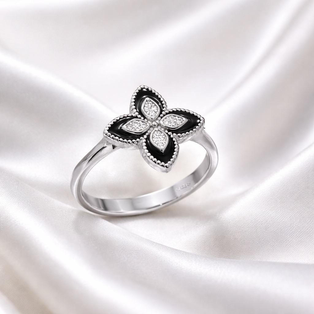 Кольцо серебрянное с гладкой формой в виде цветка с черной эмалью и фианитами р. 18