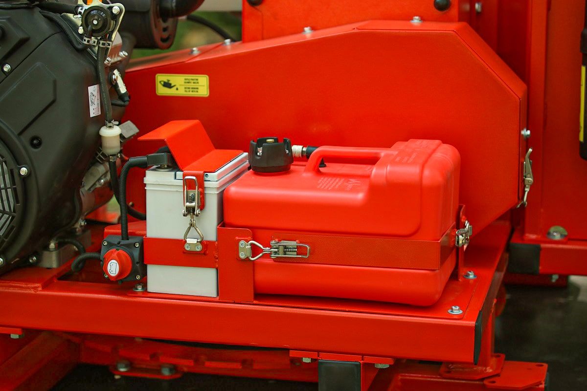 Подрібнювач гілок Arpal на шматки дров з бензиновим двигуном на причепі з поворотною платформою (АМ-200БД-К) - фото 13 Подрібнювач гілок Arpal на шматки дров з бензиновим двигуном на причепі з поворотною платформою (АМ-200БД-К) - фото 13