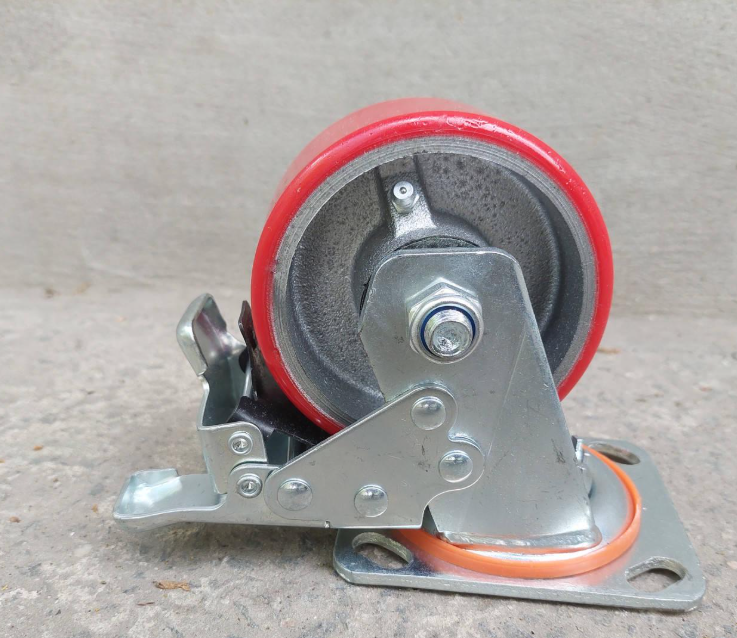 Колесо из чугуна с полиуретаном на поворотной площадке с тормозом d 100 мм (26424151)